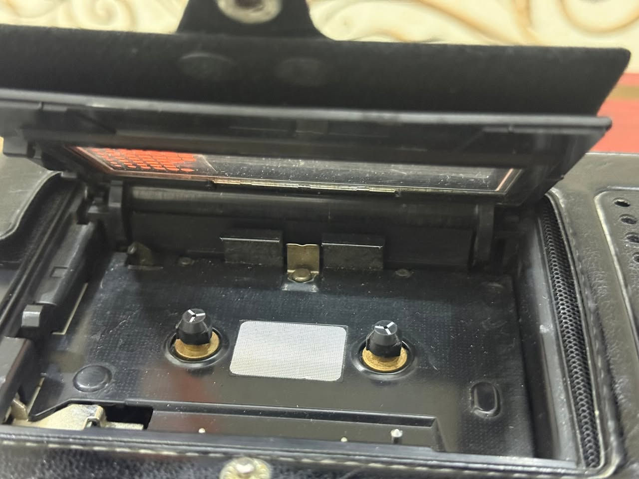 للبيع جهاز سوني كاسيت أصلي نادر
📻 Sony Cassette-Corder TCM-5000EV
جهاز تسجيل وتشغيل أشرطة كاسيت من شركة سوني اليابانية، بحالة جيدة جداً ونظيف، مناسب لهواة اقتناء الأجهزة الكلاسيكية والقديمة.
✅ تسجيل وتشغيل أشرطة الكاسيت
✅ ميكروفون مدمج للتسجيل الصوتي
✅ خاصية التسجيل التلقائي بالصوت (VOR)
✅ تحكم بسرعة الشريط والنغمة
✅ مؤشر لمستوى التسجيل والصوت
✅ يعمل على البطاريات أو المحول الكهربائي
الجهاز بحالة ممتازة من ناحية الشكل الخارجي كما هو موضح بالصور
للتواصل خاص


**إذا كنت صاحب هذا الإعلان وتريد حذفه لأي سبب، رجاءا أرسل رسالة إلى الدعم الفني**