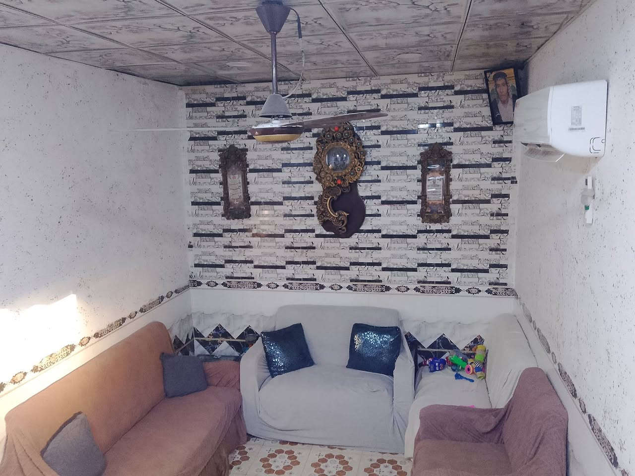 ꧁السلام عليكم ꧂
❗اقره المنشور زين رجاآ❗

دار للبيع 🏡 المساحة (100م)  
البناء 🧱 الطابق الاول طابوك والعكاده صب كونكريت والاساس كونكريت بنيان مرتب ❕
خريطة الدار: ❕ يحتوي على طابقين الطابق الاول استقبال + مطبخ + صاله + غرفه نوم 1 + صحيات خارجيه وداخليه مع مكشوفه 
ــــــــــــــــــــــــــــــــــــــــــــ
الطابق الثاني ❗
البناء 🧱 طابوك مع فرمستون العكاده فرمستون مع صب صبابه قويه مسلحه 
يعني انساهة  المطبخ عكادته سندويج السويت كله مغلف اشرطه تغليف مع سقوف ثانيوه شي مرتب وحلو  خريطة 👇🏻
الطابق الثاني: سويت كامل يحتوي على غرفه نوم صاله  صحيات مطبخ وطارمة صغيرة  
ــــــــــــــــــــــــــــــــــــــــــــــ
العنوان 📍/شارع الصب عمود📍 (282) شارع المطحنة📍 شارع 32 دار 25   

السعر /68 💵وبي مجال  ❕ 
طابو زراعي سند 25 مشمول معملت التطويب ❕
 المنطقة خدمات كامله من كهرباءوماء  وكيبلات ضوئية تبليط مدارس مختار ❗
الاستفسار فقط❗ انتصال 📞 او مراسله الواتساب💬 *********** ✅
