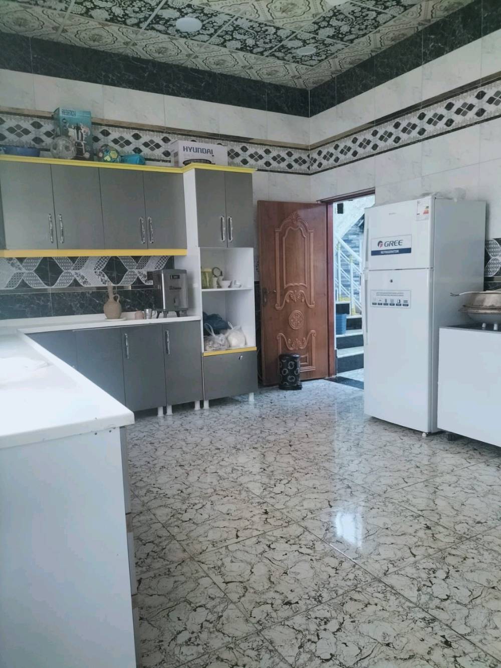 بيت للبيع في حي الفداء شارع ابو لبنان ثاني بيت عن الشارع العام مطلوب إسكان ٤٠ مليون طابقين ٦ غرف واستقبال بناء سنه ٢٢ السعر ٢٦٠ وبيه مجال للاستفسار الاتصال على الرقم ***********