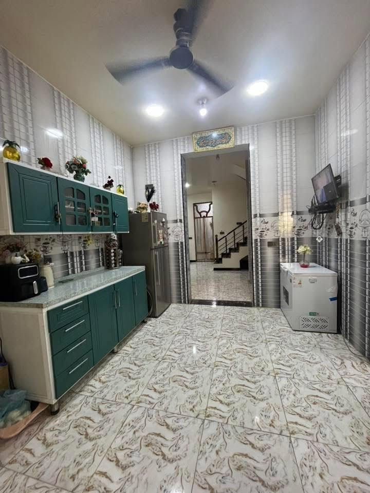 بيت في قضاء الاحرار بلقرب من الجسر القديم للبيع حي الصدرين بناء حديث 500 متر بناء 250  غرفتين نوم استقبال صاله ومطبخ حار وبارد منور + منزع بناء 2023  وحمام داخلي مجموعه صحيات خارجيه عدد 4 والباقي حديقه مطلوب مبادره 75 للاستفسار ***********
