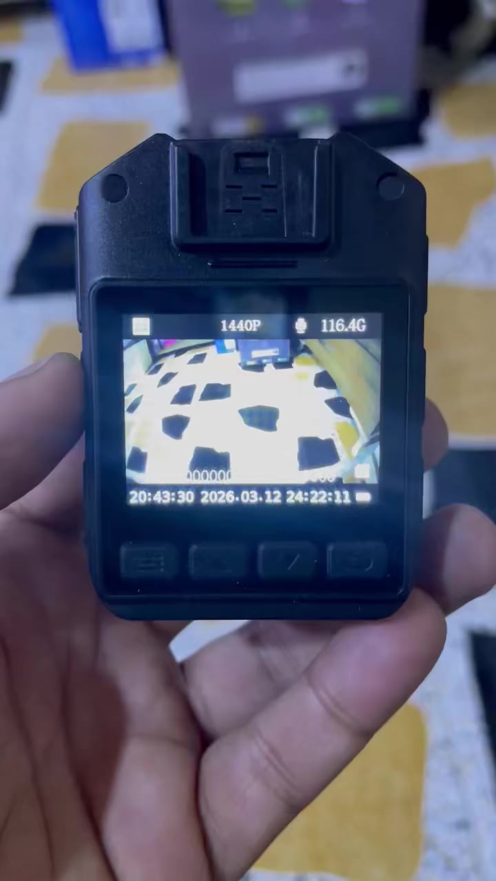 وثّق كل اللحظات بدقة متناهية مع كاميرا الجسم الاحترافية المصممة لرجال الأمن، الموظفين، وأصحاب الأعمال الميدانية."
تتميز هذه الكاميرا بأداء جبار وتصميم عملي يتحمل أصعب الظروف، وهي الحل الأمثل لمن يبحث عن الأمان والتوثيق القانوني الدقيق.
✅ أهم المواصفات والميزات:
• دقة التصوير: تصوير Ultra HD بدقة 2K (1440P) لضمان وضوح كامل للتفاصيل والوجوه.
• الذاكرة: ذاكرة داخلية ضخمة بسعة 128 جيجابايت (تستوعب ساعات طويلة من التسجيل دون الحاجة لكرت خارجي).
• البطارية: قوة 3000mAh تدوم حتى 12 ساعة متواصلة من التسجيل الفعلي.
• الرؤية الليلية: مزودة بمصابيح IR متطورة للتصوير الواضح في الظلام الدامس (مسافة تصل لـ 10 أمتار).
• الشاشة: شاشة LCD ملونة مقاس 2.0 إنش لمراجعة الفيديوهات والتحكم في الإعدادات فوراً.
• سهولة الاستخدام: أزرار جانبية سريعة لبدء التسجيل بضغطة واحدة.
• التصميم: هيكل متين، خفيف الوزن، وقابل للتثبيت على الملابس أو الحقيبة بسهولة.

السعر 50 الف


**إذا كنت صاحب هذا الإعلان وتريد حذفه لأي سبب، رجاءا أرسل رسالة إلى الدعم الفني**