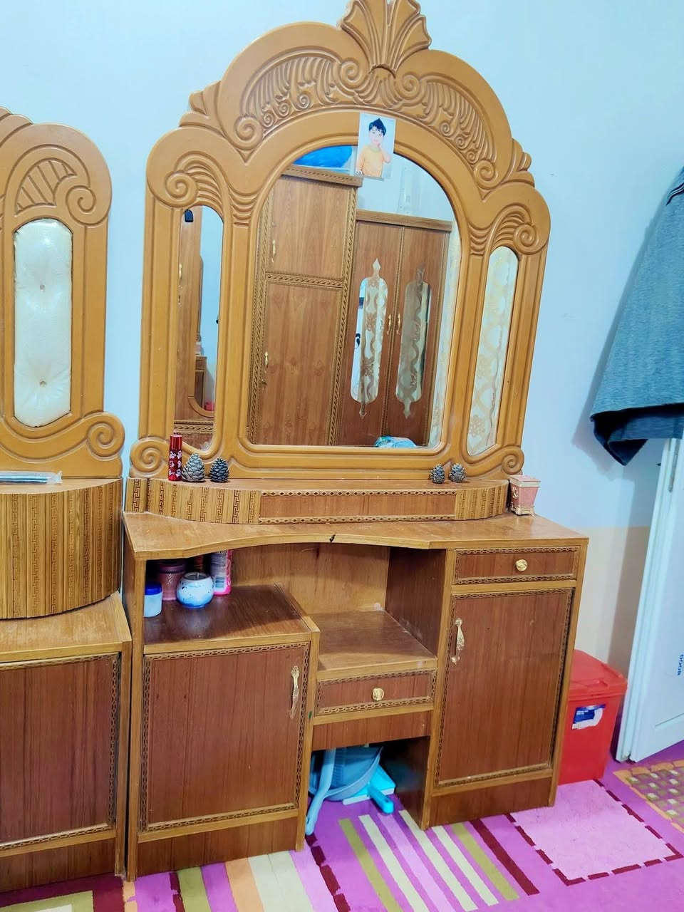 غرفه اخشاب عراقي للبيع نضافه فول لبيع عنوان كاطون رحمه قرب افران دبي مراسله صفحه وتصال ***********
