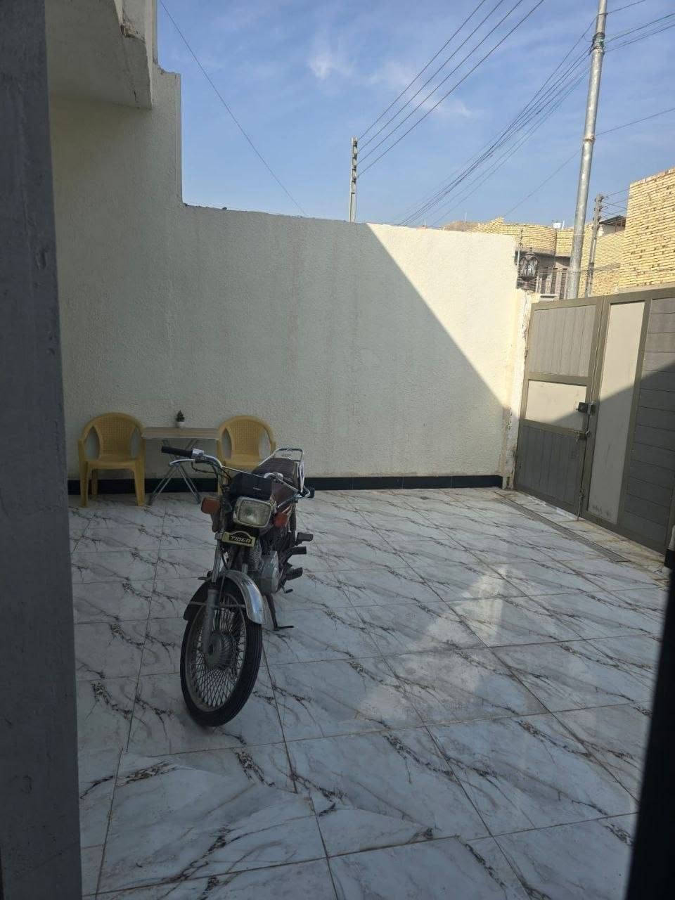 🏡 بيت للبيع طابقين - فرصة مميزة للعوائل بسعر مناسب 🏡
📍 الموقع: نهاوند - قرب دائرة البطاقة الوطنية والمستوصف الصحي.
📐 المساحة: 200 متر مربع.
✨ مواصفات البيت:
🔹 طابقان.
🔹 4 غرف نوم.
🔹 صالة واسعة.
🔹 غرفة استقبال.
🔹 مطبخ كبير.
🔹 3 صحيات.
🔹 بناء عگاد.
🔹 ترميم جديد وجاهز للسكن مباشرة.
🌳 يقع في منطقة هادئة ونظيفة، مع شوارع حديثة التبليط وقريب من الخدمات الأساسية.
💡 للعلم: سعر الـ100 متر في المنطقة يصل إلى 100 مليون دينار، مما يجعل هذا البيت فرصة ممتازة مقابل المساحة والبناء والتشطيبات.
💰 السعر المطلوب: 181 مليون دينار قابل للتفاوض للجادين.
📞 للتواصل للجادين فقط:
***********
✨
