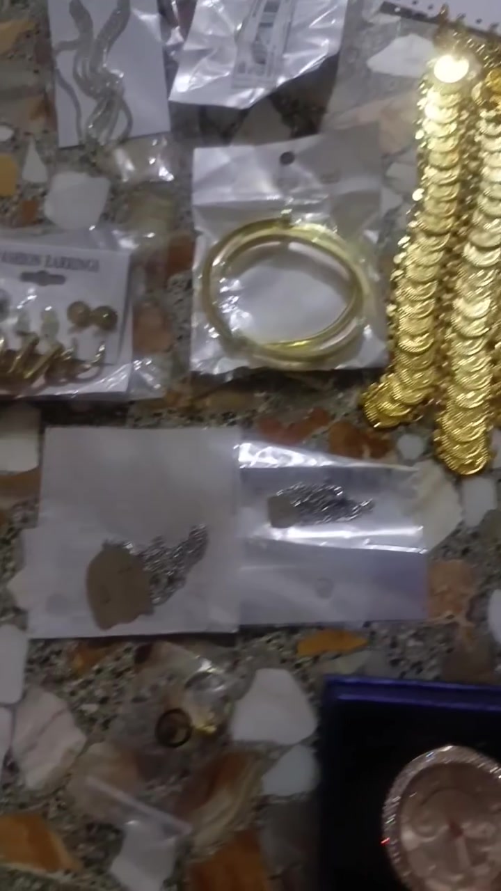 انطي سعر واخذ
شلعه اكسسوارت 59قطعه من ضمنهن طقم النسر محسوب عليكم قطعه واساور فان كليف وبسمار كذالك مسحوبه قطعه وساعه ماركه واسوار ومحبس مختومات


**إذا كنت صاحب هذا الإعلان وتريد حذفه لأي سبب، رجاءا أرسل رسالة إلى الدعم الفني**