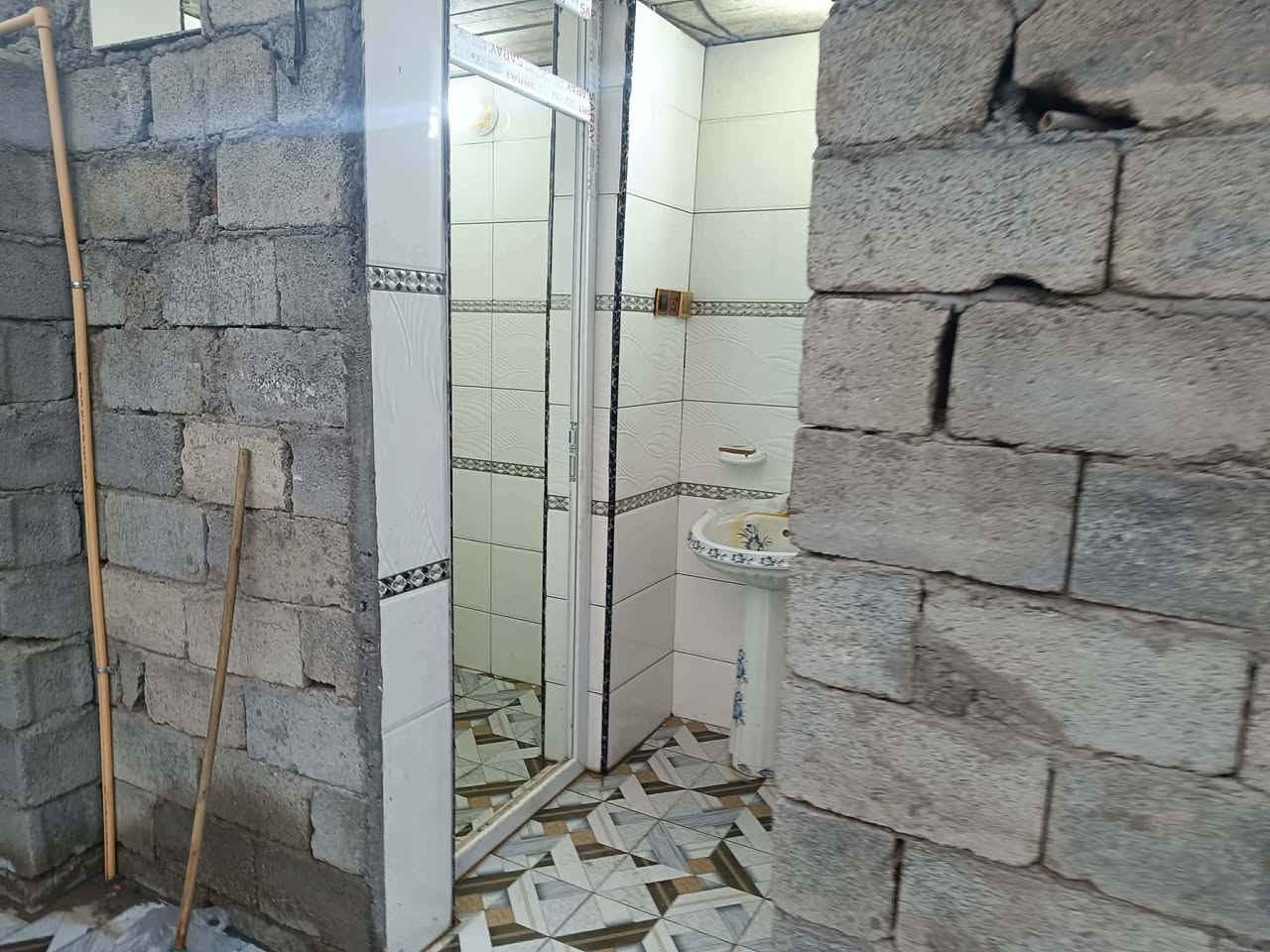 السلام عليكم بيت للبيع المساحة الكلية 400 متر غرفة استقبال صالة مطبخ نوع العقار زراعي المكان ديالى خان بني سعد قرية السيح خدمات كاملة ماء انارة كهرباء مولد سحب السعر 42 وبيه مجال بسيط اللاستفسار الاتصال على الارقام ***********
