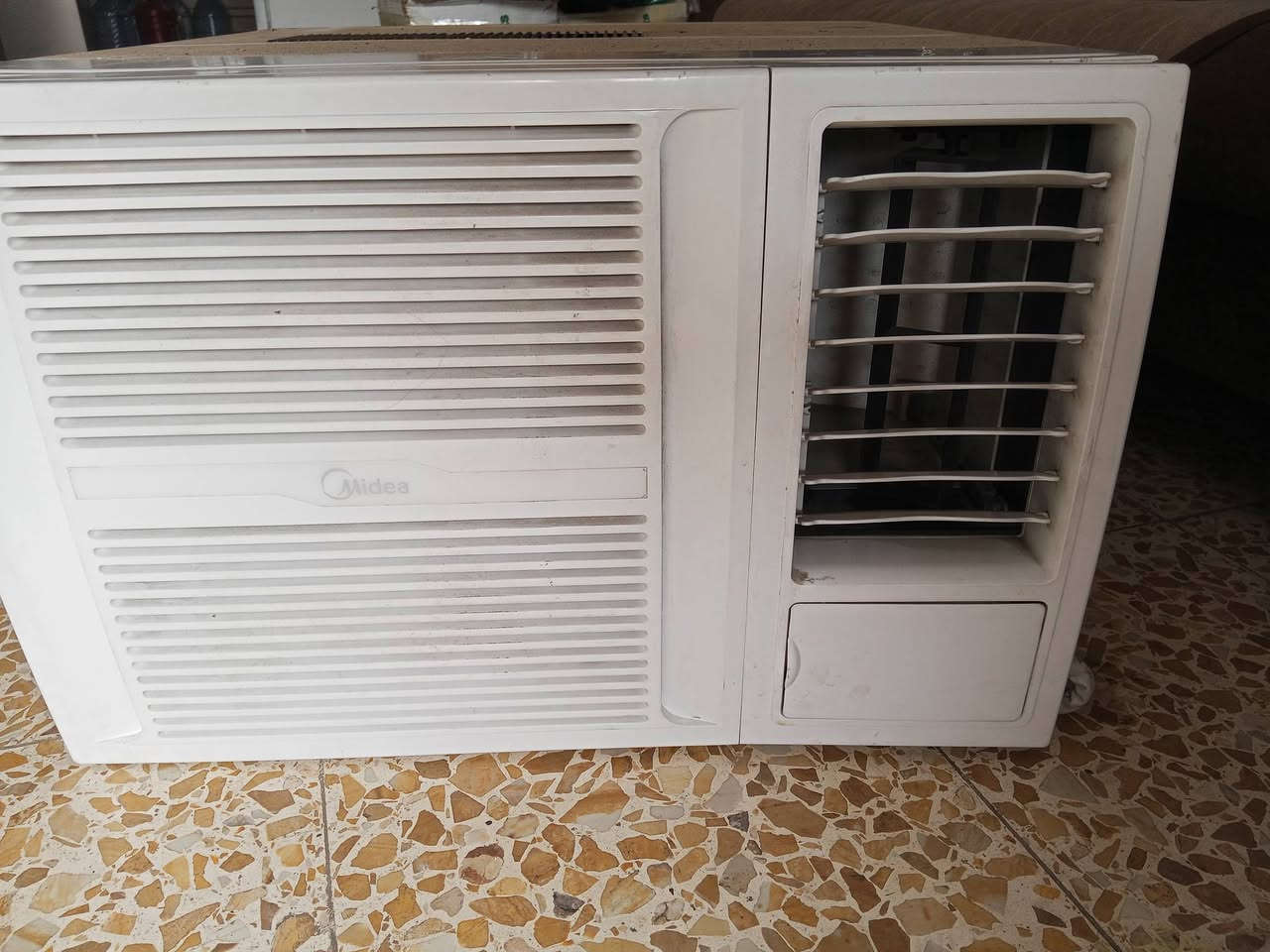 السلام عليكم عندي مكيف مصار شهرين من اخذته 2طن اخذته ب500 اريده ب450 سبب البيع  لان انتقلت معندي مكان اله  *********** مكاني حي الجهاد
