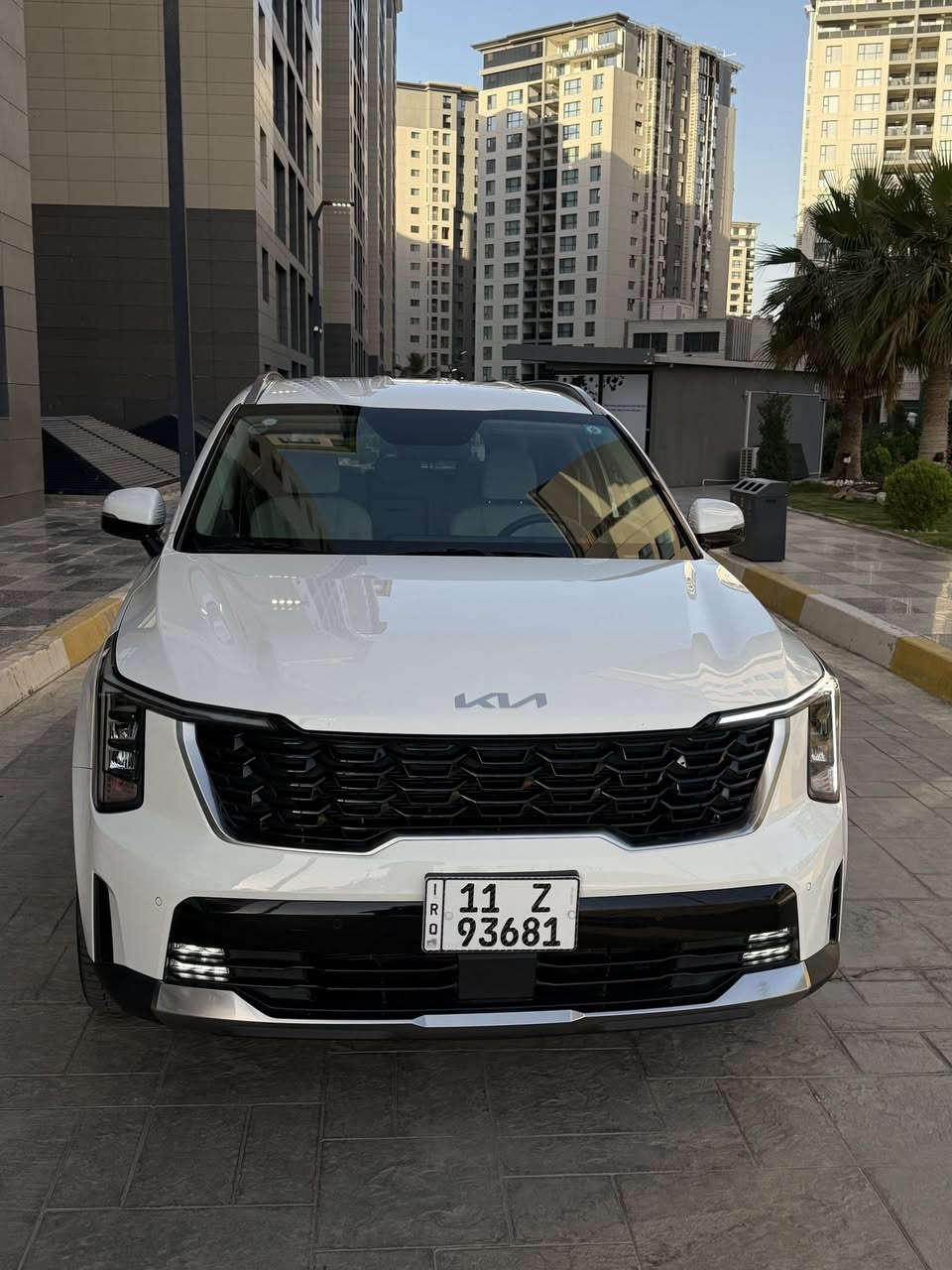 اخوان السلام عليكم.
عندي سورنتو. موديل 2025. 
السياره مكفولة من الصبغ ولتبديل ولفتح وكلشي 
السياره بأسمي شخصياً. 
مواصفات. 
ويل 20 
داتاشو 
دبل كامرة. 
ترحيب. 
نفكيشن 
تشغيل عن بعد 
حساس خلفي وامامي. 
اوتو بارك 
هاند بريك دكمة 
كراسي كهرباء 
شفتات استيرن فول 
السياره جديدة كلش. ومكفوله من باقي التفاصيل كلها 
عارضها ب292 ورقه وبيها مجال بسيط حك الجيه 
***********
