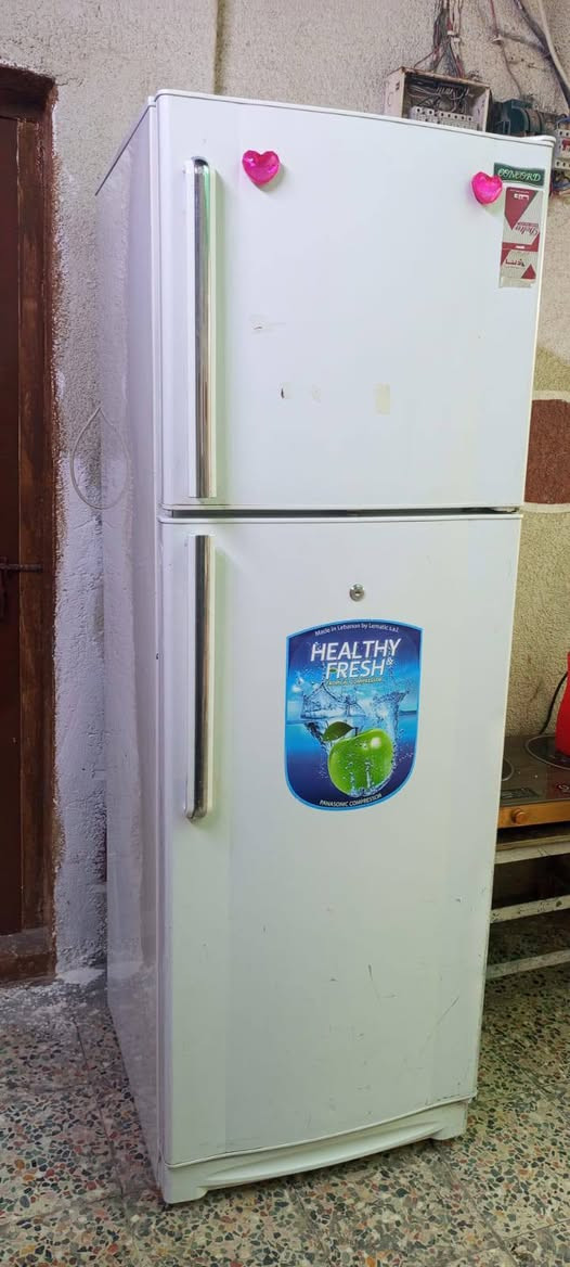 ثلاجه للبيع شغاله شرط الشغل السعر 200 وبيها مجال بصره حيانيه دور الشرطه رقم الهاتف ***********
