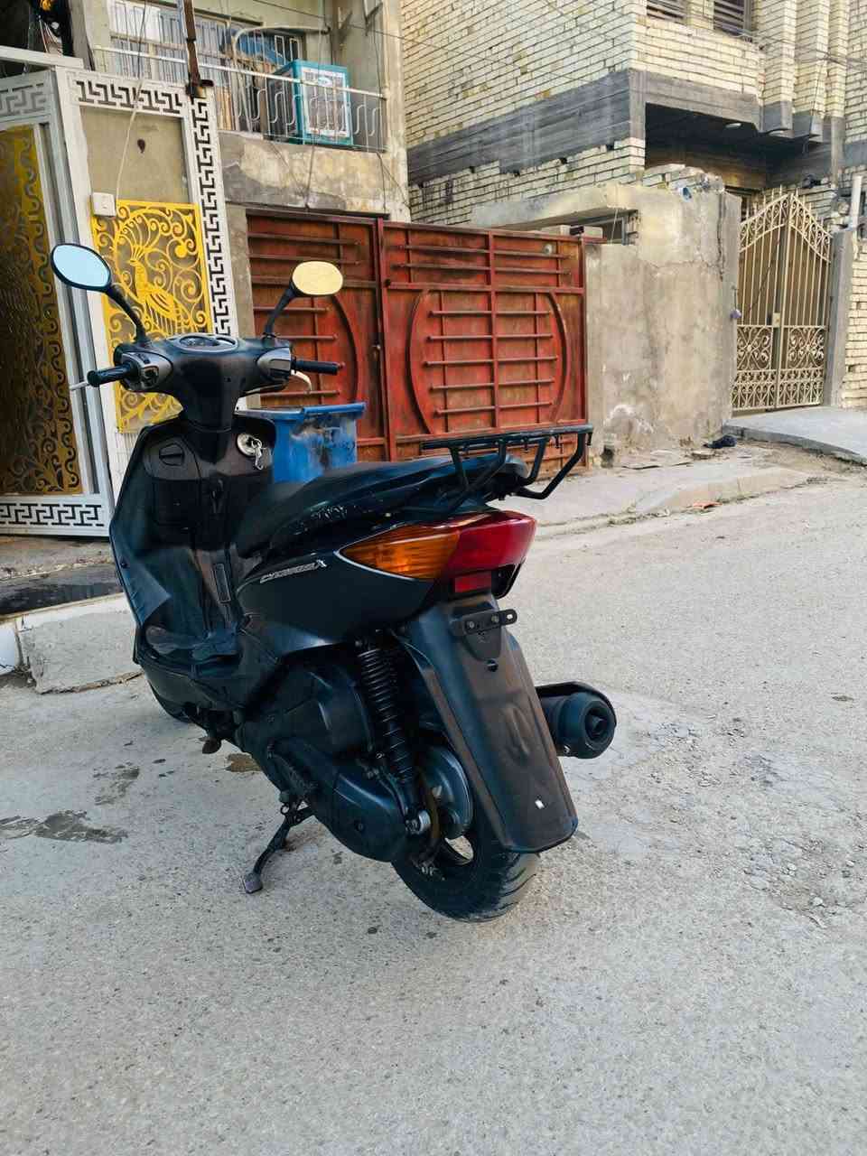 السلام عليكم مرخصه الادمن 
 للبيع دراجه سكنس ياباني ستان كهربائيه  سرعه 110 مال رمبه العام نازله دراجه خير من الله كهربائيات كولها شغاله كيج سرعه كيج بانزين اشاير كلها كامله اوراق كامله دراجه شغاله سلف وهندر سعرها ٧٠٠ الف وبيها مجال بسيط العنوان بغداد الشعب الشراي يتصل واني خادم هذا رقمي 
077143 80053
