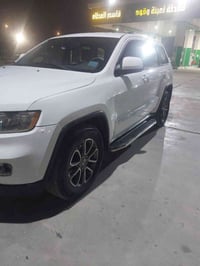 للبيع    للبيع  سيارة جيب موديل 2013 وارد أمريكي  ١   سيارة بيها صبغ ٤...