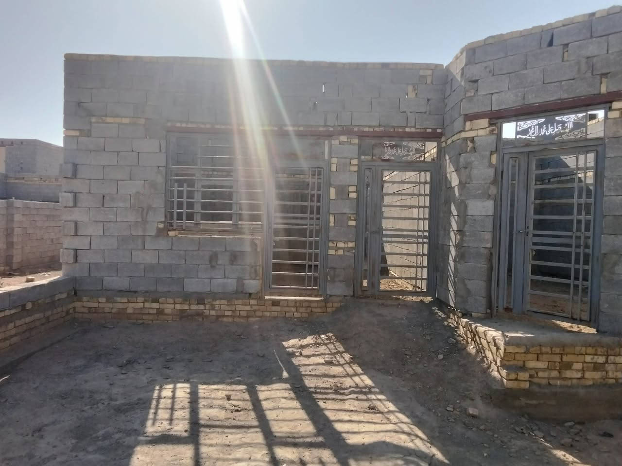 هيكلوواصل الحدالسقف قرفتين وصاله وديوانيه ومناور ثنين وصحيات ثنين ومطبخ مساحه 300شارعه 10متار ثالث بية عن فرع أبوالماش  يبعد عن سايدين 400متر
الاتصال***********
