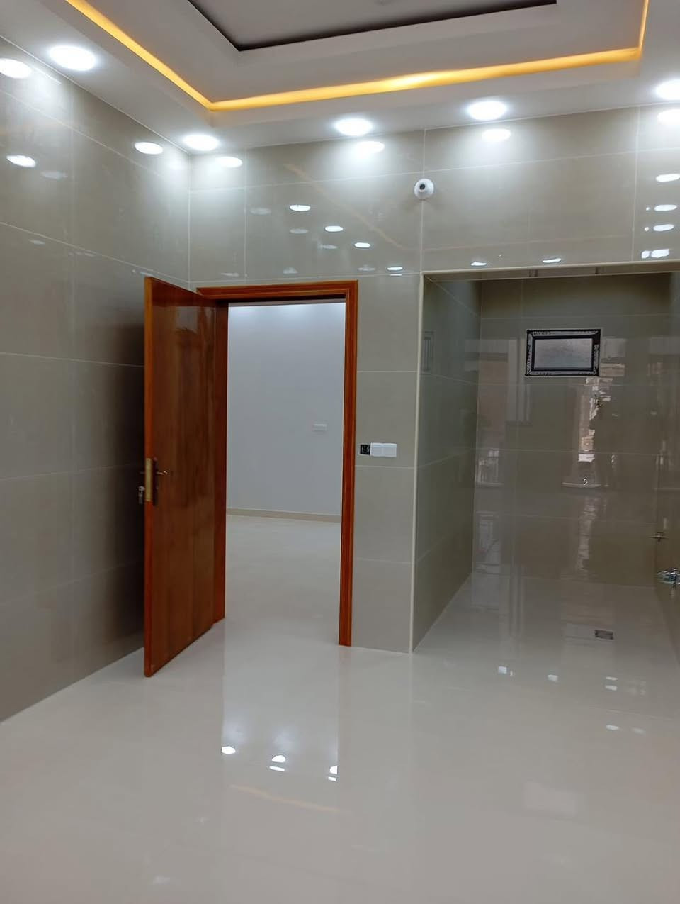 دار للبيع المساحه 150 متر  طابقين
المكان خلف المدرسة الإيرانية بناء حديث يحتوي على غرفه في الطابق الأرضي و3 غرف نوم على شكل سويتات و6 مجاميع صحية ومطبخ حار وبارد واستقبال كبيره وصاله ومناور عدد 2 بناء حديث غير مسكون جاهز من جميع النواحي من مغاسل وسخانات وأرضيات درجه اولى ومحجرات فخمه وسقوف مغربيه وصبغ جدران جوتن وكهربائيات الفنار السعودي وصحيات سمارت المصري والابواب والشبابيك سراي تركي سلايت المنيوم والابواب الخشب صاج درجه اولى 
للاستفسار 
***********
