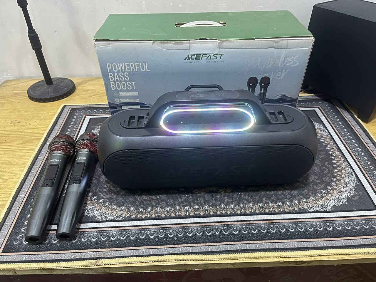 السلام عليكم
•🔊 سبيكر بلوتوث قوي

 • 🎤 مايكين لاسلكيين 

 • 🔋 بطارية قابلة للشحن 8ساعات تشغيل

 • 🌈 إضاءة RGB بالمقابض 

ابحث علي قبل لا تخابرني 🤍

***********
