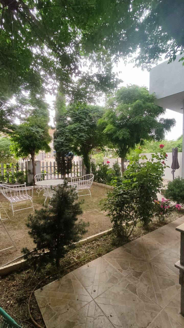 خانوو بۆ فرۆشتن 250 مەتر یەك قات لە پرۆژەی نالی سیتی 
کۆڵانی 15 مەتر
پێشی 14 مەتر
سەقفی کناف
سیستمی دەکت
ئەرزی لامینات
کەوانتەر بایی 5000$ هەدیە
دوو ژووری نووستن
مەخزەن
چێشتخانە
هۆڵ و میوان 
فوول خەدەمات و سکیورتی 
موافەقەتی کردن بە دووقاتی هەیە

خانووکە لە خۆشترین گەڕەکی سیتیەکەیە و بەرامبەر 300 مەترەکەن و شوقەی بەسەردا زاڵ نیە و کۆڵانی پانە 

نرخی 11 دەفتەر و نیو و معامەلە

***********
*********** السليمانية, العراق
