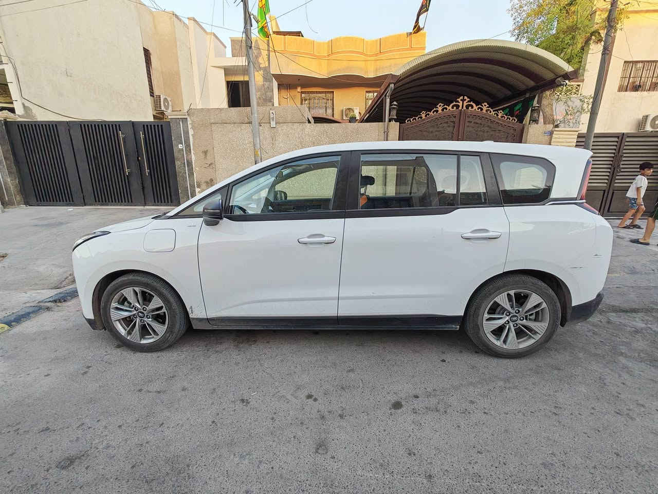 🚙 للبيع: بيستون E05 موديل 2025
📍 مكان السيارة: بغداد – حي الجامعة
📞 للتواصل: ***********

💰 السعر (نقدًا): 17 مليون دينار (قابل للتفاوض)

💵 تفاصيل البيع بنظام الأقساط:
• يمكن للمشتري دفع (8 ملايين دينار نقدًا)، ويتكفل بتسديد باقي الأقساط الشهرية للشركة المستحقة على السيارة.
• القسط الشهري: 473,000 دينار عراقي.

• الشروط المطلوبة: تأييد سكن من المختار + فتح حساب في مصرف آسيا (بدون كفيل)

⚠️ حالة السيارة:
• كفالة عامة بدون اضرار ✅
• السيارة بوضع الوكالة ✅

⚙️ المواصفات:
• كهربائية كلياً (الشحنة الواحدة تقطع مسافة 400 كم)
• 3 أنظمة قيادة مع تسارع ممتاز
• تبريد عالي الكفاءة 

📌 تفاصيل إضافية:
• رقم السيارة: بغداد الدولي الجديد
• عمل وكالة باسم المشتري 
• لون السيارة: أبيض
