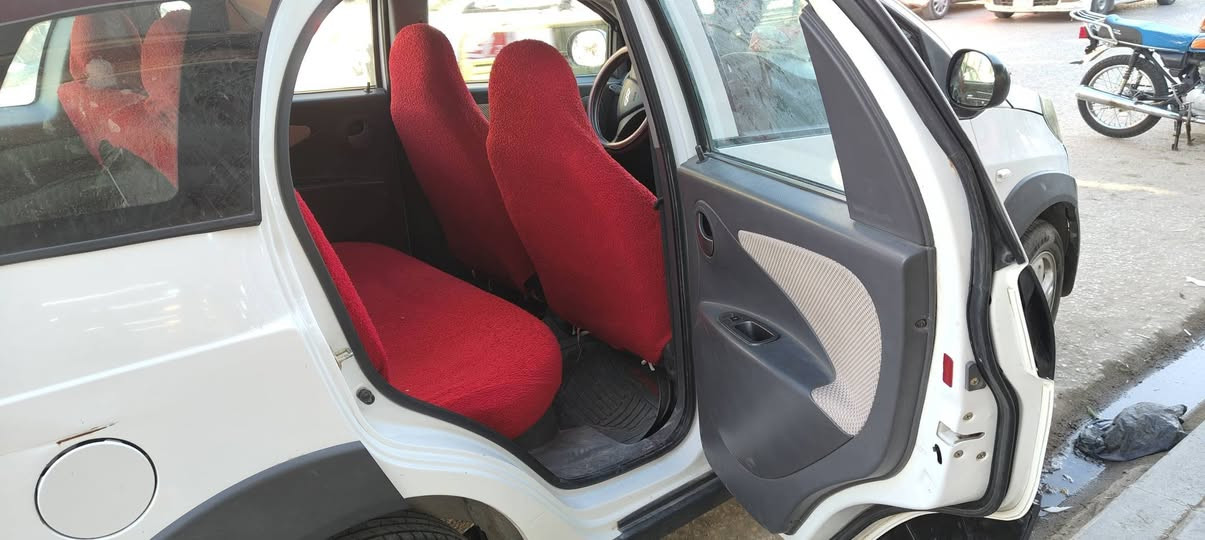 السلام عليكم عندي شيري x1 2014  لون ابيض تبريد ثلج تدفئه دواخل نضيف السياره بلاديه بيها دحجه باب السايق فقط والباقي شغال كله من طول لطول حداديه مسويها كلها تايرات جدد والسياره بدون غسل . علما السياره استلام شركه مامطلوبه ولا الف معامله كامله بيها بس لوحات ممستلميهن السيارة اصوليه يحتاج بس تسجيل اني مافارغ اركض بالمرور ملتزم بعمل باقي التفاصيل خاص مكانها نجف مشخاب ***********
