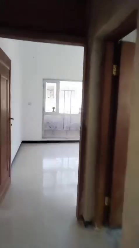 🏡 شقة للإيجار | حي الجامعة 🏡
شقة طابق أول بموقع ممتاز وهادئ (حي الجامعة - محلة 631 - قرب مدرسة الوركاء).
✨ المواصفات:
 2 غرف نوم.
 صالة + مطبخ نظام أمريكي.
 2 بالكون.
🎯 للتواصل والحجز (مكتب العاني للعقار):
📞 *********** | ***********

