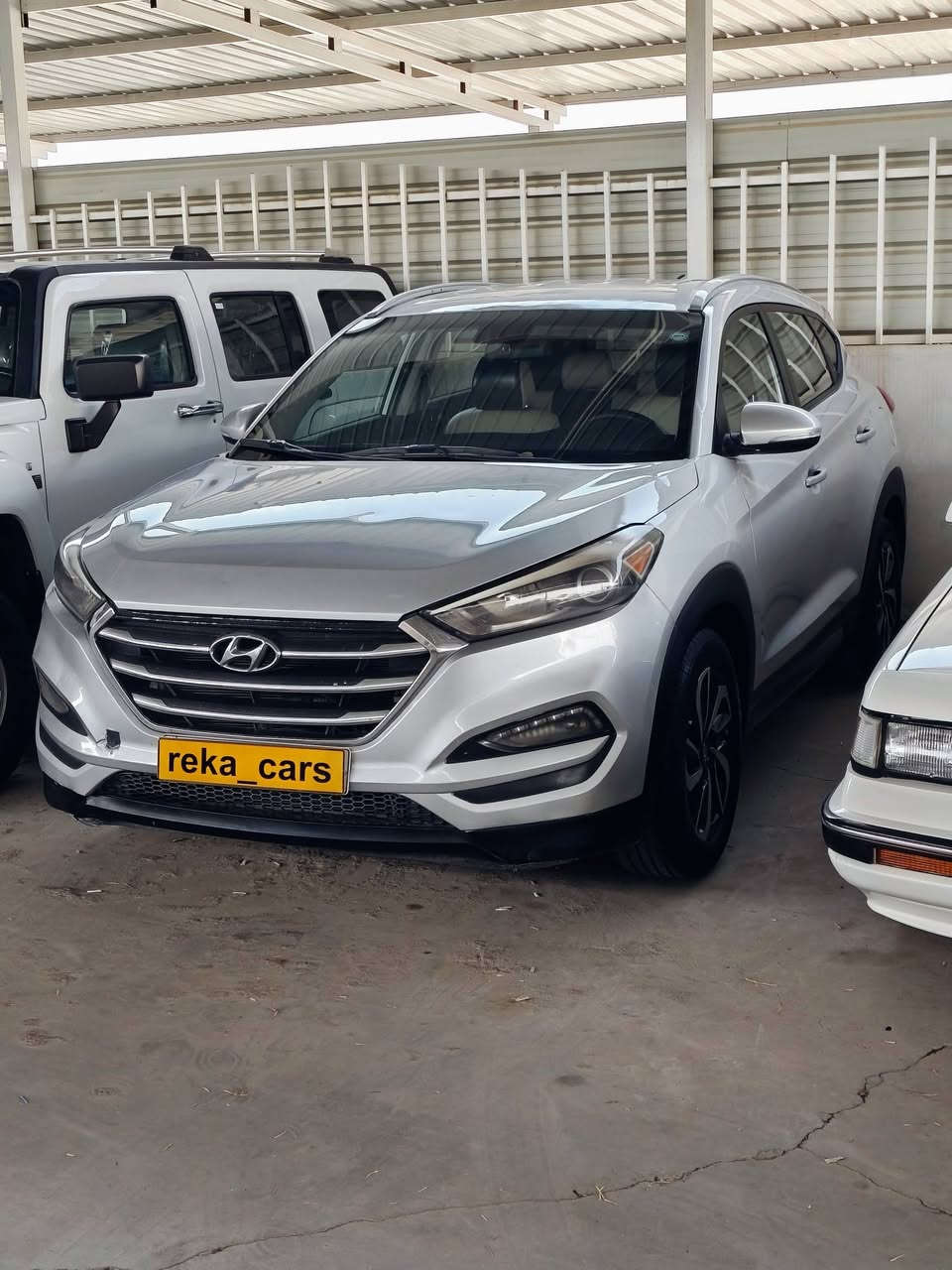 HYUNDAI TUCSON2016امریکی
یەک پارجە سبوغە نمونەیە لەجوانی 
فول مواسفاتە تەنها سلایت و بەسمەنیە
ناورەشە کوشن جلدە ئایپاتە کامیرەیە 
تەحەکوماتی سوکانی هەیە 
هەرچوار کوشنەکانی هیتەرە رادارە
تەبریت مەرکەزیە
سعری 138وەرەقەو مجالی برایانە
بوزانیاری زیاتر نامە یان پەیوەندی بکەن
(***********)
