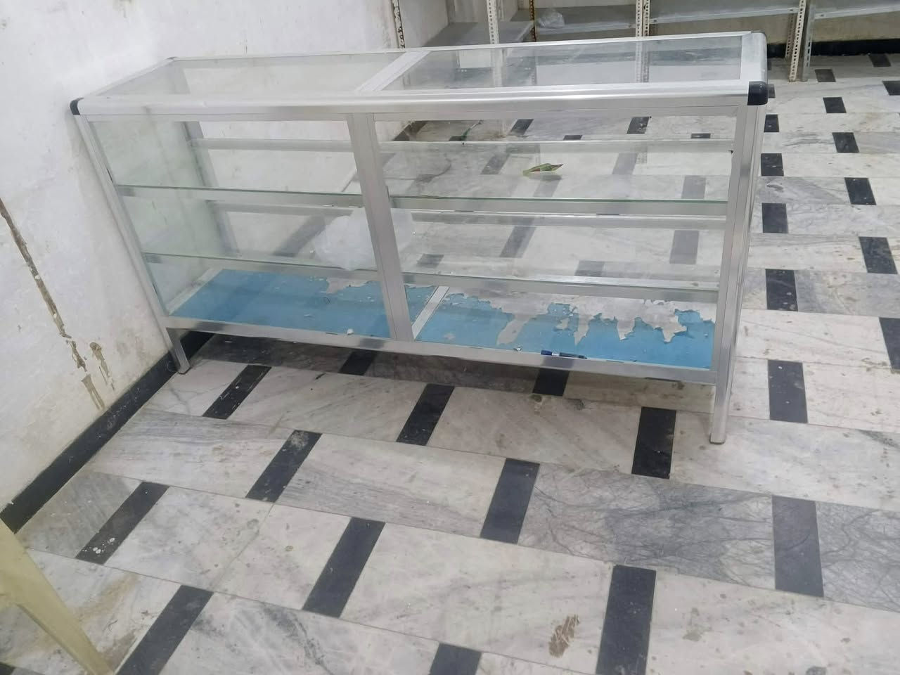 ميز البيع تواصل يم رقم ***********
