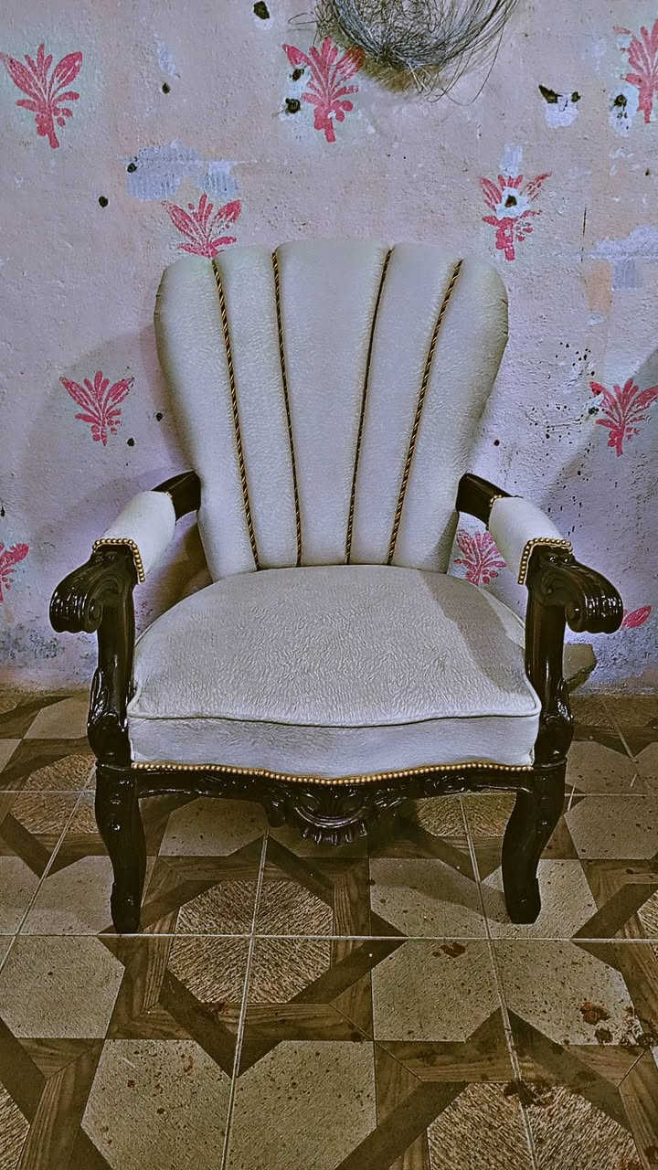 السلام عليكم تخم رئاسي صاج جديد حطاطة سعر 800 وبي مجال  
قنفاين واربع كراسي 
***********
