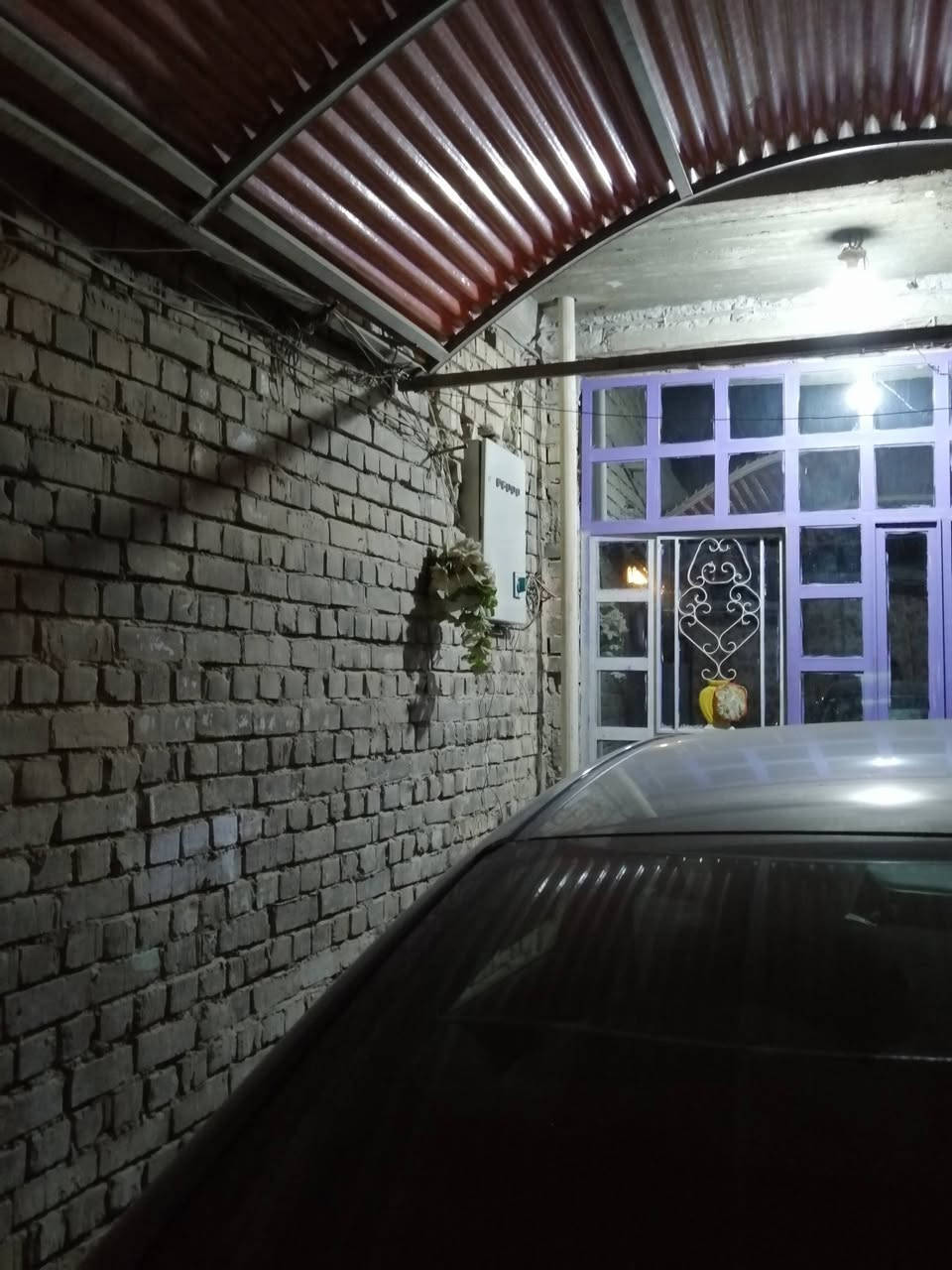 اسلام عليكم ورحمة الله وبركاته عندي بيت للبيع في بغداد الشهداء الثالثه البيت حديث كله جاهز لسكن طابو صرف بسمي  بيه اجازة بناء غير مطلوب جاهز لسكن مبايل *********** بسمي المساحه ٢٠٠ متر النزال ٢٠ /الواجه /١٠
