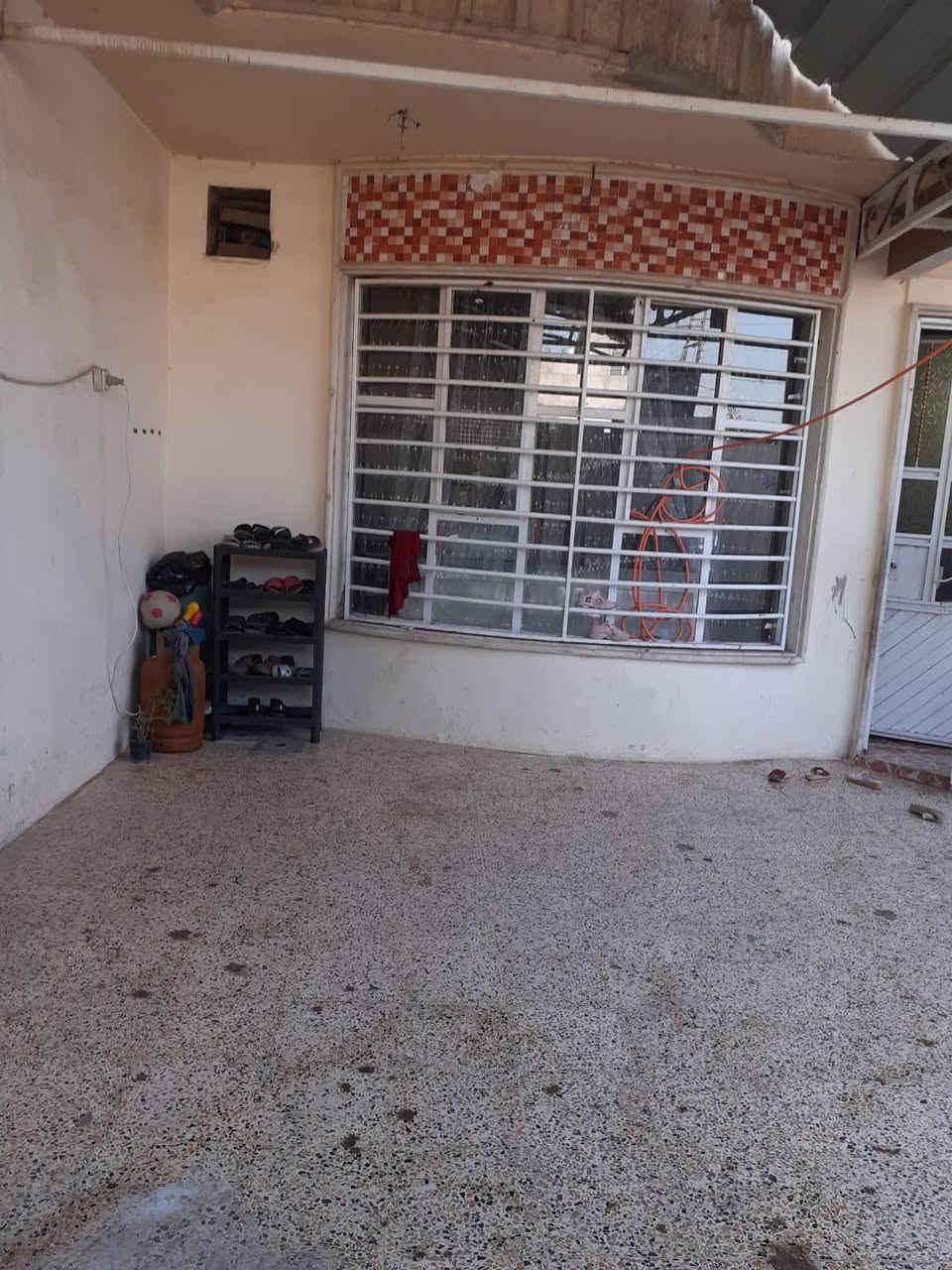 دار للبيع غربي المساحه 250مترالوجه 12ونص متر موصل حي الصحه قرب جامع السورجي غفتين  نوم وهول ستقبال مطبخ مشتملات الطابق الثاني غرفة نوم وبيتونه الغرفه 6 رقم الهاتف ***********رقم الهاتف ***********الاستفصارعل خاص+4
