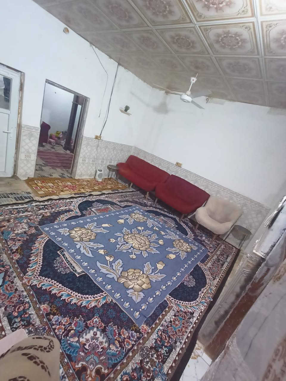 بيت للبيع على طريق ياعلي عامود 136...190 متر مبني 90 و100 متر قطعه سقف سندويج غرفه وصاله مطبخ وستقبال السعر 20 يبعد عن شارع العام 500 متر***********
