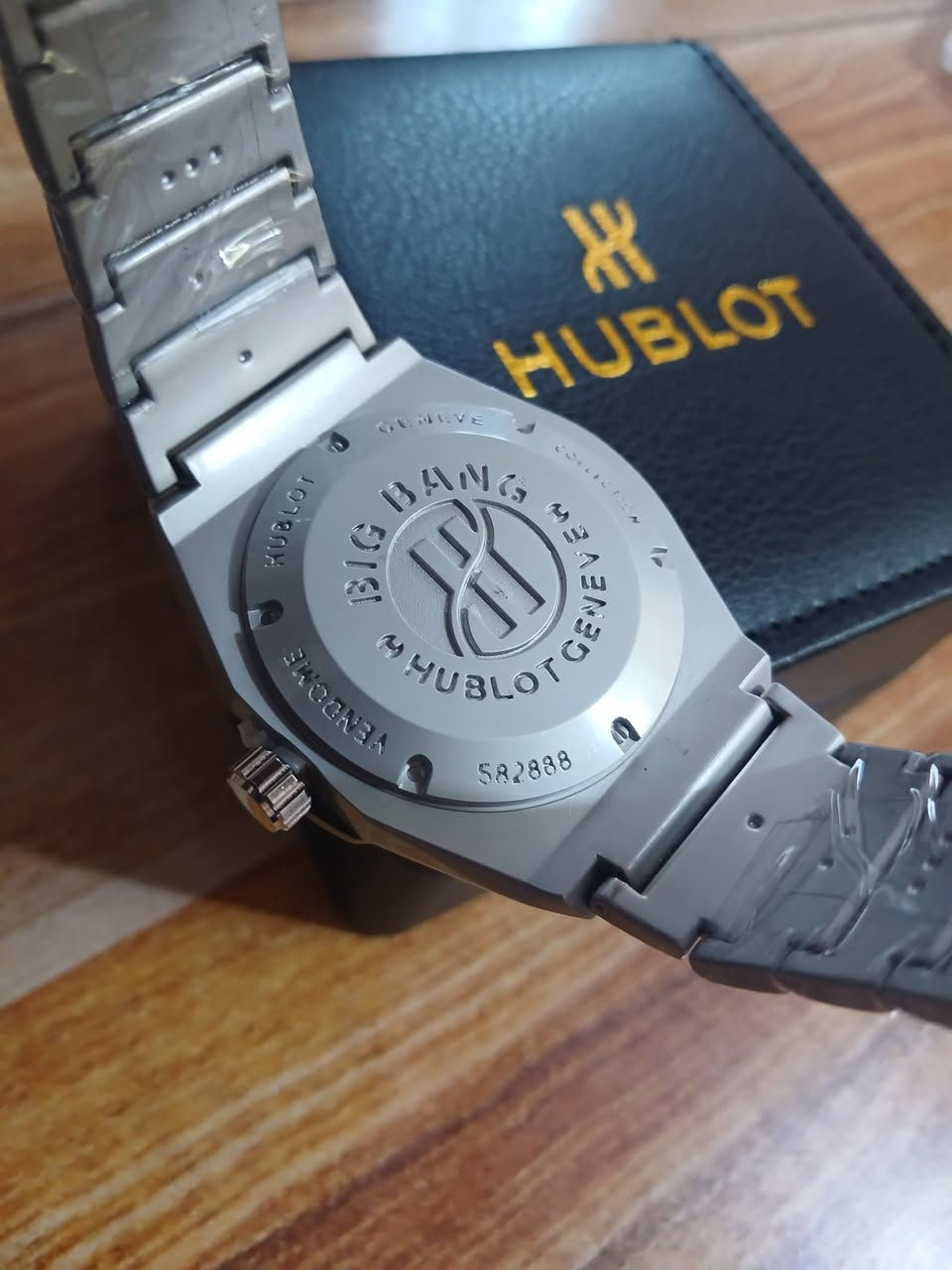 ساعه باله هابلوت  طلعتلي بهذا الشكل مع علبته الاصليه  السعر 30 الف مع التوصيل بالعافيه الي ياخذها
متوفره قطعه وحده فقط
مواصفات الساعة
المينا: بلون الذهبي  (Navy Blue) مع تصميم بسيط وعقارب فضية
الكتابه بالضهر حفر 
وزن ثقيل 
الهيكل والسوار: مصنوعان من الفولاذ المقاوم للصدأ (Stainless Steel) مع تصميم "قص الألماس" (Diamond Cut) الذي يمنح السوار مظهراً مضلعاً فريداً.
الحركة: تعمل غالباً بنظام الكوارتز (Quartz Movement) وتتضمن نافذة لعرض التاريخ


**إذا كنت صاحب هذا الإعلان وتريد حذفه لأي سبب، رجاءا أرسل رسالة إلى الدعم الفني**