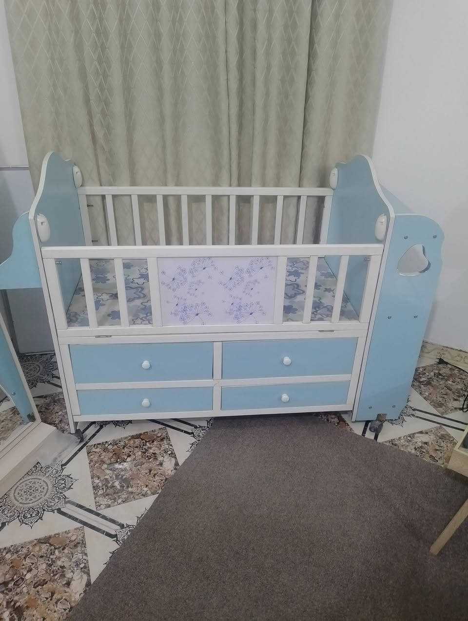 السلام عليكم سرير اطفال الطول متر ونص نضيف كلش للبيع السعر 150 وبي مجال للشراي 
*********** واتساب
