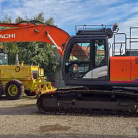 حفارة هيتاشي 210LC موديل 2018  دخول جديد سعر 750$ رقم موبایل 077322060...