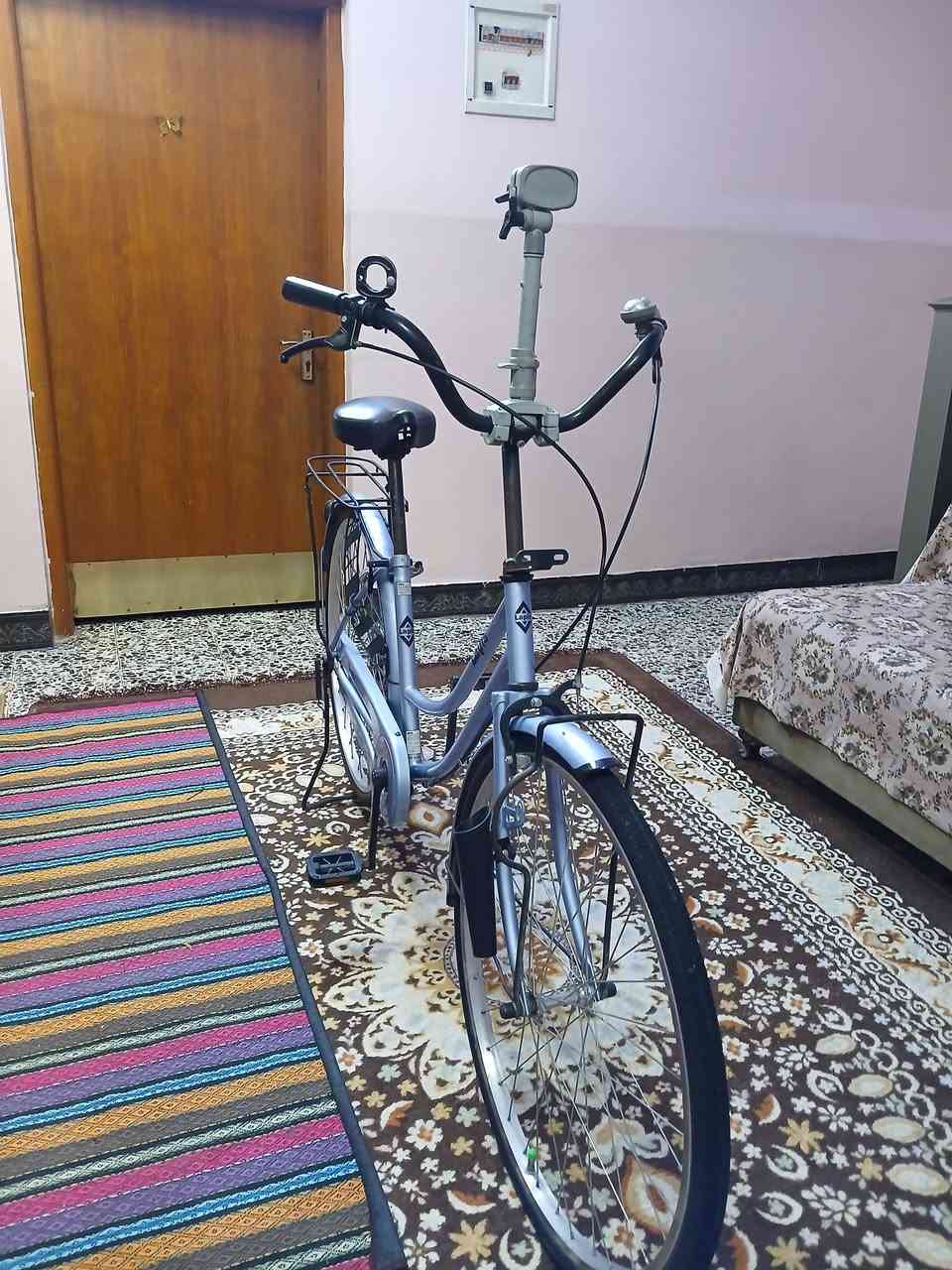 السلام عليكم بايسكل بناتي ياباني حجم 26 موديل 18 مختم كامل بايسكل جديد سعره 130 مكاني بغداد العبيدي حي الرئاسه الرقم ***********
