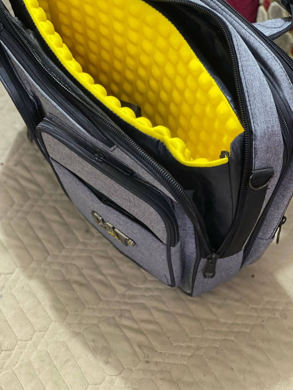 #حقائب_برشوت_وقماش_وجلدللموظفين_والطلبةوللحاسبات  (( جملة ومفرد))
ينفرد مكتبنا بتلك الحقائب دون غيره من حيث الشكل والجودة..  أما الحقائب الجلد فهي من الدرجة الأولى كونها استيرادنا الخاص.  

  الحمزة الشرقي شارع الهوى قرب المصور استاذ مسعود مقابل منزلية شمس الغري ***********
