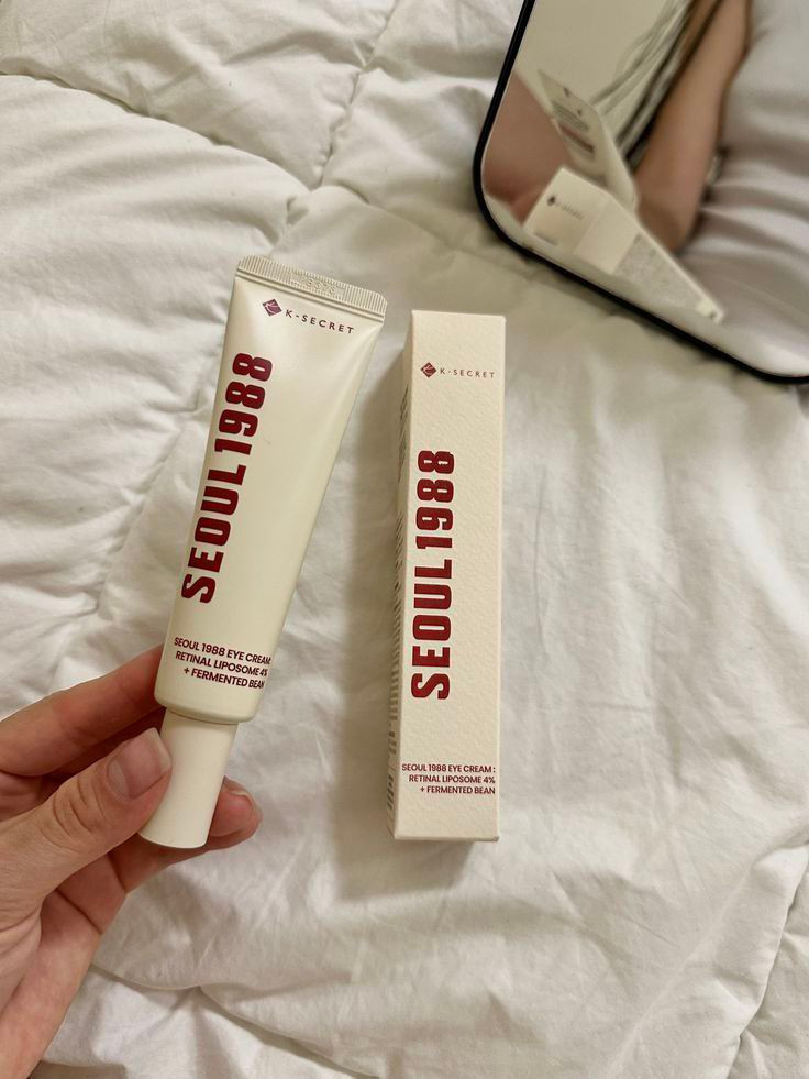 سيول كريم ريتينال للعين | K-secret Seoul 1988 Eye Cream Retinal Liposome 4% 🥹✨✨ يعني يخلي تحت عيونج ثلج 🫧
المشاكل الي يعالجها :
١- يعالج التجاعيد الدقيقة والخطوط التعبيرية بالبشـرة و تحت العين. 
٢- يعالج الهالات السوداء والانتفاخات
٣- يرطب المنطقة تحت العين ويزيد من نضارتها ويستخدم للشفايف هـم ولمنطقة الجبهه يعالج الخطوط والتجاعيد ويفتح المنطقة ويزيد نظارتها مناسب لكل انواع البشرة 
طريقة الاستخدام : 3 مرات بالأسبـوع توضع كمية صغيرة جداً وتدلك على البشـرة الى ان يتم امتصاصها. 
#الاصلي_100  #كوريا 🇰🇷
#foryoupage #منتجات
#fyp #اكسبلور_العراق 
#explore #explorepage
﹏﹏﹏﹏﹏﹏﹏. 🩷⋆˚🧁✧˚.🎀


**إذا كنت صاحب هذا الإعلان وتريد حذفه لأي سبب، رجاءا أرسل رسالة إلى الدعم الفني**