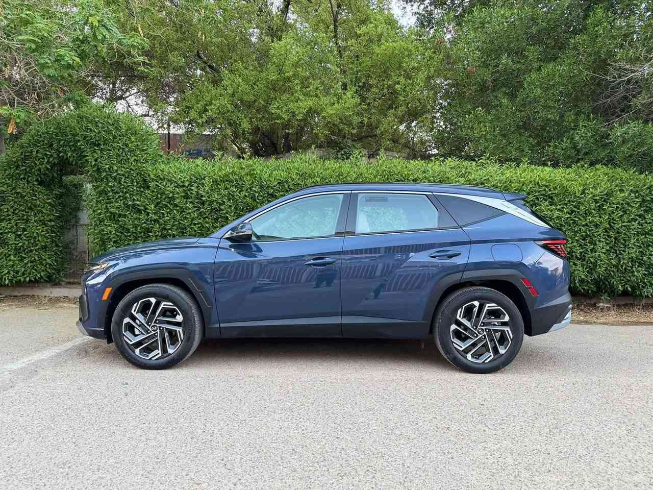 2025 Tucson limited 
توسان لمتد اعلى مواصفات 
رقم بغداد دخول جديد
ضرر بسيط قطعتين صبغ بنيد وقبق جنطة صندوك ضرر سطحي بدون لا شواصي ولا لغد باقي السيارة كفالة 
ايرباك ستيرن فقط 
السيارة جديدة ودخول جديد واخت الزيرو بعدها 
ماشية 2000 فقط 
1- محرك 2500
2- بانوراما 
3-اربع كامرات امامي وخلفية وجانبية بالمرايات 
4- حساسات امامية وخلفية ١٢ حساس
5- رادار امامي وجانبي وخلفي نقط عمياء 
6-تتقدم وترجع بالبصمة 
7- كشنات جلد ابيض وكهرباء الاماميات 
8- تبريد وتدفئة كشنات امامية وستيرن تدفئة وكشنات خلفية تدفئة 
9- كير تعليك و شفتات ستيرن 
10-خزن كشنات
11-لايتات عدسات تختلف عن العادي
12- صندوق كهرباء ومن تقترب منة يفتح  
13- داتا شو تعرض على الجامة الامامية 
14- سستم صوت Bose 
15-اوتو هولد
16- مساعدة النزول من المنحدرات 
17-شاحن تلبفون واير ليس 
18-حساس قراءة العين 
19-الوان داخلية تتغير ١٠ الوان بيها 
20- انارة داخلية led 
21-شحن تايب سي 
22- ويل كب حجم ١٩ 
23- شاشة كبيرة ابل كار بلي واندرويد اوتو 
السيارة جديدة ومابيها اي نقص 
مكان السيارة بغداد
السعر 237$ وبيها مجال 
***********
