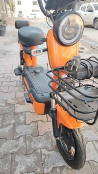 دراجه شحن لون برتقالي دراجه تخبل جديده  مابيه  اي نواقص ما عدا البطاري...