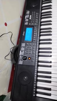 بيانو غربي • مكسور بس شغال • مع ملحقاته