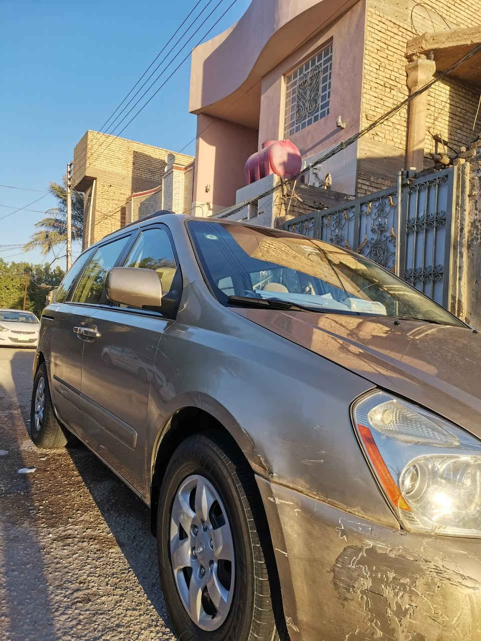 السلام عليكم
كيا سيدونا 2008، سيارة عائلية مريحة وواسعة جداً، تتسع لسبعة ركاب، مناسبة للعائلة والسفر.

المحرك 6 سلندر قوي وسحب ممتاز، مكيف ثلج أمامي وخلفي، قير أوتوماتيك تبديل ناعم، السيارة مرتبة وما بيها صرف غير طبيعي.

الداخلية نظيفة، كراسي مرتبة، فتحة أبواب جانبية عملية، مساحة تحميل كبيرة بالخلف.

السيارة مناسبة للي يريد راحة ومساحة بسعر مناسب.

السعر 120 قابل للتفاوض بعد المعاينة.


**إذا كنت صاحب هذا الإعلان وتريد حذفه لأي سبب، رجاءا أرسل رسالة إلى الدعم الفني**