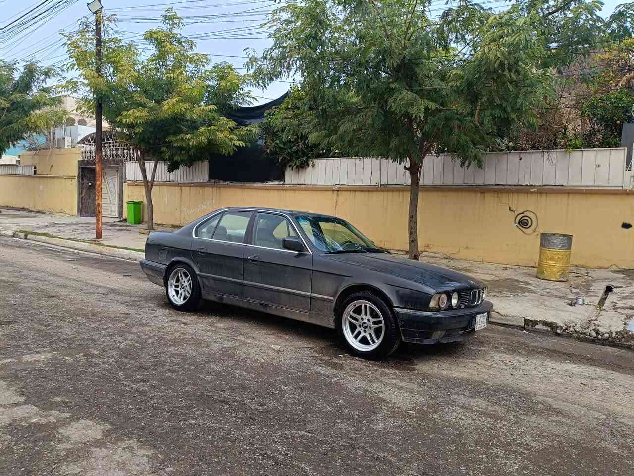 السلام عليكم
للبيع بي ام 

حجم 525 مفتوح

كير عادي 

كير مكينه جدد

طخم نضيف امامي خلفي 

رقم الماني شرط تحويل 

..... سعر 52
موصل الجديده 
*********** واتساب بيه
