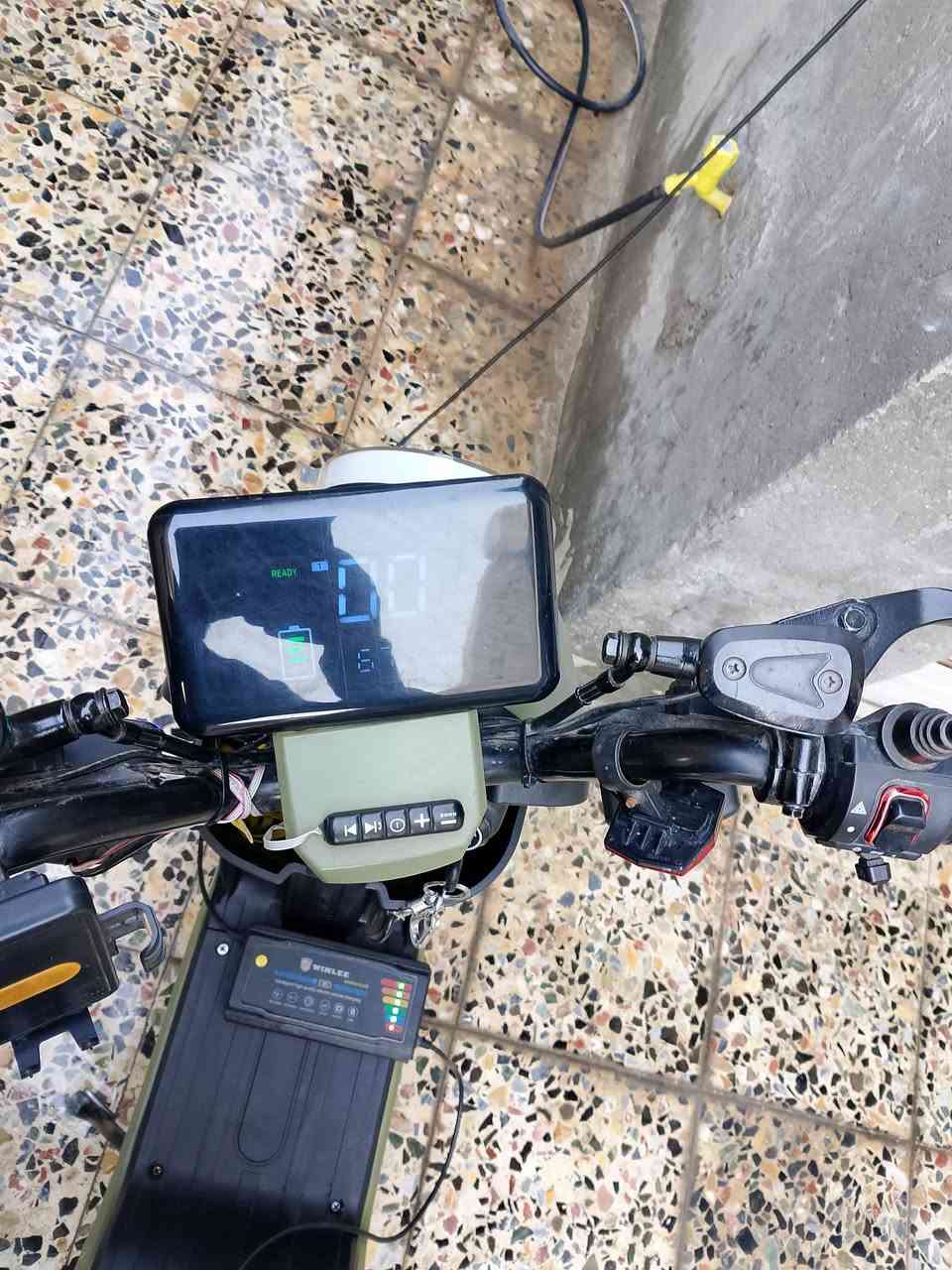 السلام عليكم دراجه شحن نوع أر 9 للبيع موديل 2025 شهر 11
مستعمله شهر ونص دراجه نضيفه بالحقيقه أحلى من صور ماشيه 65 كيلو متر سرعه 75 
بيها سويجات ثنين وبصمات ثنين وتشغيل عن بعد 
وبيها مواصفات هواي تعال وافحص 
مكاني بغداد قرب سيطره الشعب 
رقم الهاتف/***********
السعر 450 وبيها مجال حك جيه
