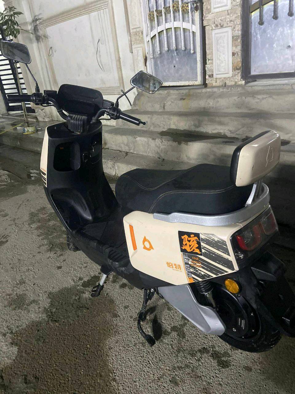 السلام عليكم دراجة  أم عيون     
6 بطاريات الدراجة 
نضام P و نضام R رجوع للخلف 
3 سرع سرعتها 65
شحنة وحده تمشيك 50 كيلو
بيها نضام إعادة شحن من تلزم بريك 
ملحقات كاملة شاحنة و مرايات 
 الاستفسار رقم 
***********