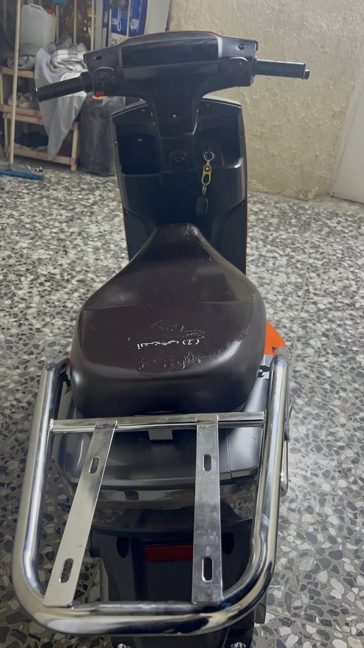 � للبيع دراجة كهربائية)
✅ نظيفة وتشتغل
🔋 6 بطاريات (اشوية ضعيفات )
⚡ قوية ومناسبة للمدينة
🛠️ الهيكل والمحرك بحالة جيدة
📄 بدون أعطال ابد 

💰 السعر: 650,000 دينار قابل للتفاوض
📍 المكان: (بغداد مدينة الصدر )

📞 للتواصل: (***********)
