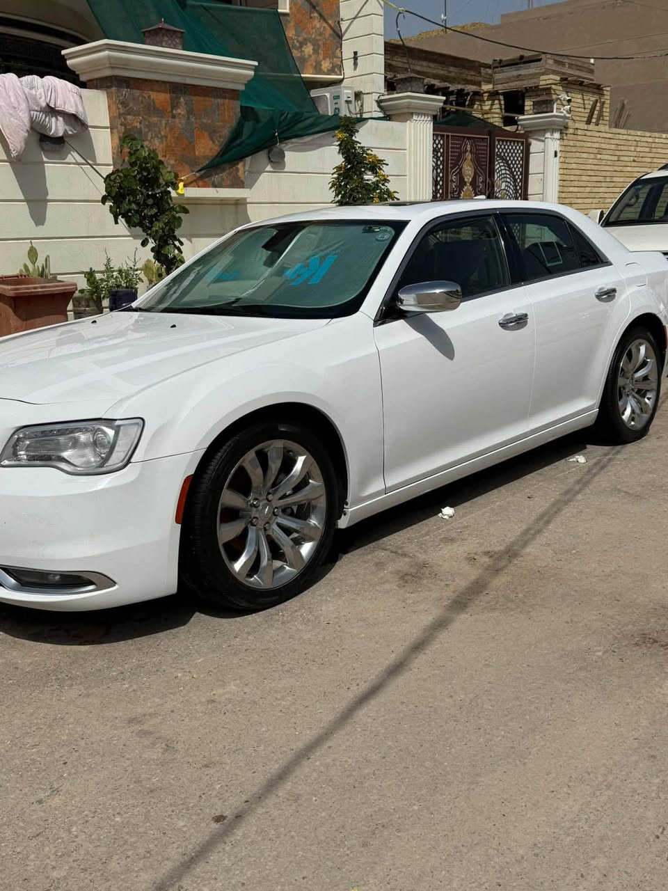 كرايسلر C300 V6 وارد كندي كلين تايتل فول للأخير C 
رقم دهوك شمالي 

-مقاعد جلد اسود 
-ستارة خلفية كهربائية
-كامرة خلفية 
-شاشة كبيرة تدعم ابل كار واندرويد اوتو 
- ويل مكسيكي أصل 
-بانوراما 
-ماشية 130 الف ميل 
-كشنات كهربائية مع خرن 3 وضعيات 
-جميع الكشنات تدفئة وتبريد منفصل لكل جهة
وبعد بيها هواي مواصفات .
مكان السيارة الديوانيه المركز 

*********** اتصال او واتساب
