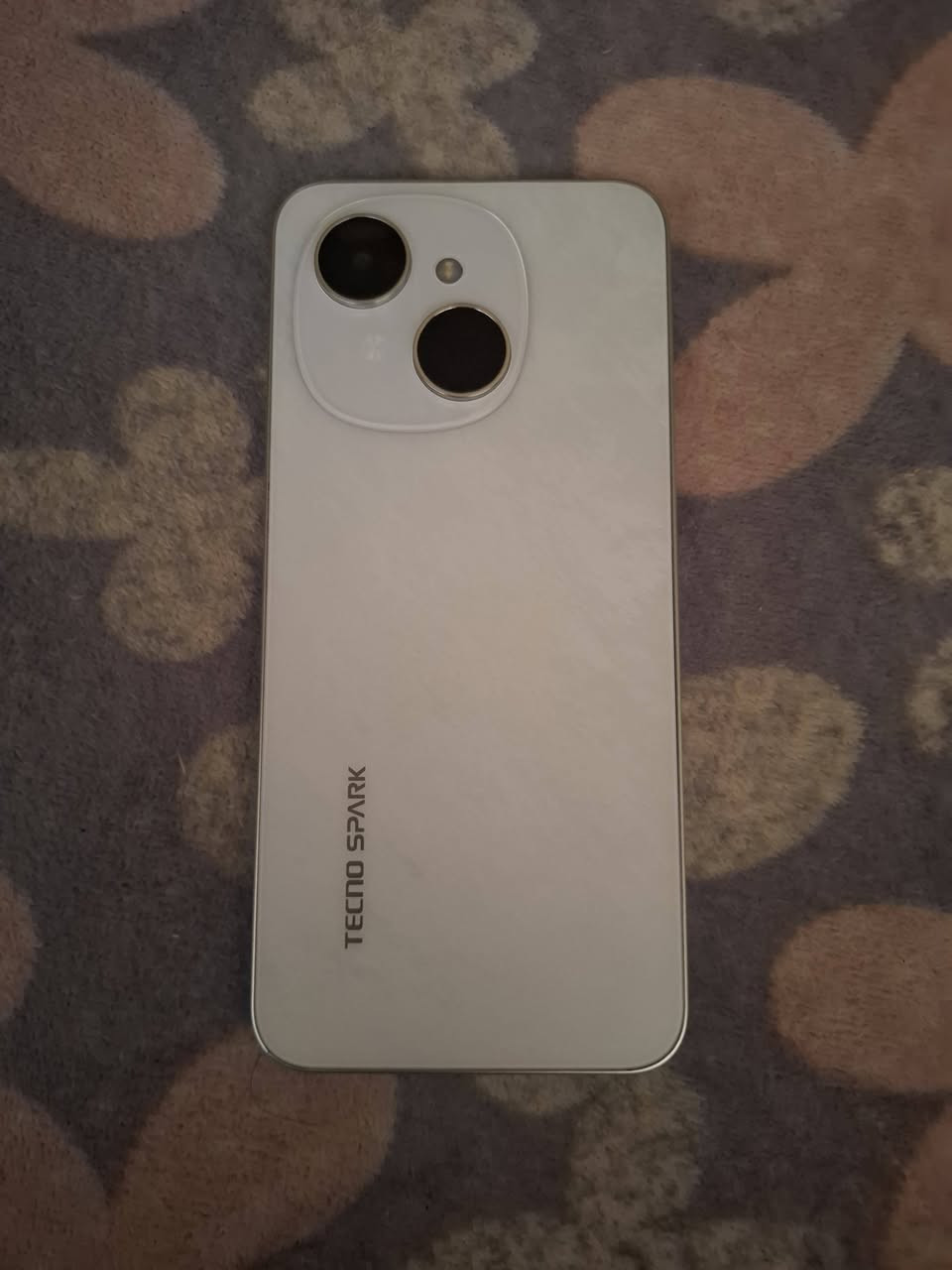 السلام عليكم Tecno Spark
1
الجهاز نضيف كلش 
كل ملحقات موجودة 
كارتونة سماعة شاحنة كفرات 2
سعرة 150 
مكاني بغداد ***********
