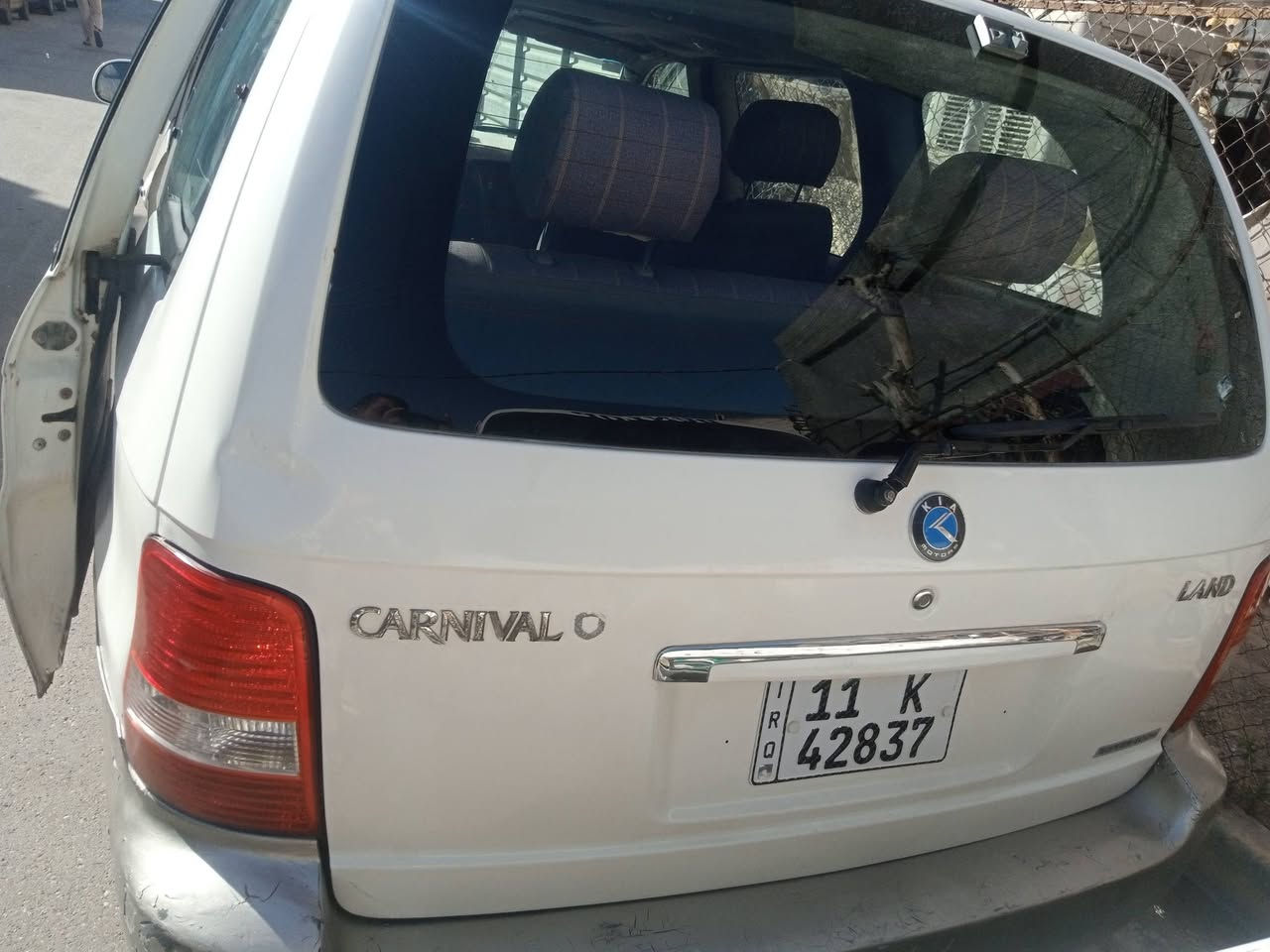 السلام عليكم...
كية كرنفال موديل (2000) 7 راكب 
محرك كرنفال ديزل (جديد)
كير (جديد) مكفولات 
دوشمه (جديده)
كهربائيات شغاله 
صدر (جديد)
تايرات اربعتهن جديدات حته السبير جديد 
البم (ميكانيكي) 
رقم دولي جديد ثاني يوم تحويل 
سنويه لغاية 2031
التبريد شغال بس الكمبريسر مالتها موجود بس مشادي 
بصمات عن بعد موجوده بس مشاديها 
السياره مال جناي 
*********** العنوان بغداد حي السلام
