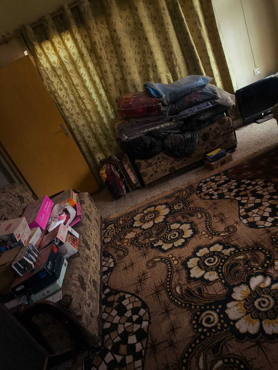 السلام عليكم احبتي 
مكلف بالنشر . أغراض منزليه نظيفة للبيع عنوان حي معلمين
للاستفسار الاتصال ***********
المواد . معرض وتخم 11 مقعد ومجمدة وميز تواليت مراية وغسالة اطفال صغيرة. جميع المواد نظيفات
