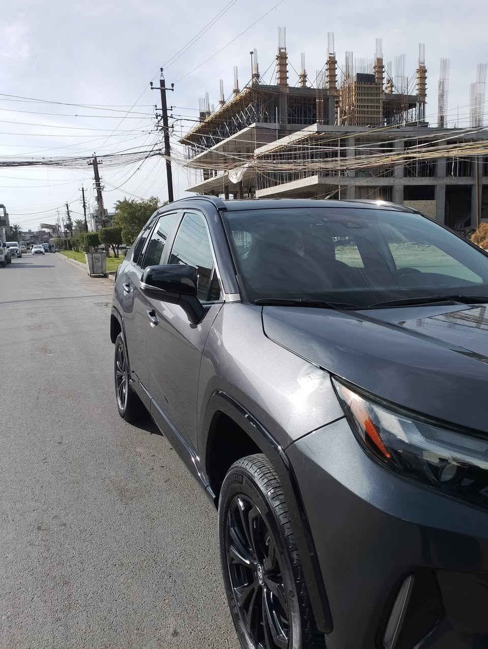 بسم الله الرحمن الرحيم ....
السلام عليكم ... للبيع
تويوتا / راف فور هايبرد 2024
( بنزين وكهرباء ) مرقمة بغداد جديد 
العداد /  9450 ميل
الأيرباكات كلها سليمة

اللون / رصاصي نفطي والقمارة اسود (تو كلر) 
فتحة سقف سلايد
لايت لد وبروجكترات لد 
قطعتين تبريد امامي وخلفي
جنطة كهرباء 
كاميرا خلفية 3 وضعيات
ثلاث انظمة للقيادة اقتصادي وطبيعي وسريع
هاند بريك دكمة 
فور ويل 
رادار امامي
رادار جانبي 
نقطة عمياء 
كشنات جلد 
اوتو هولد 
ارضية الجنطة وظهر الكشنات الخلفية مغلفة مطاط اصلي بالكامل
الكراسي الامامية كهرباء
تحكم ستيرن فول 
شاشة كبيرة تدعم كاربلي
تحديد مسار 
تحديد سرعة 
مانع انزلاق
فتحات usp امامي وخلفي 
بصمة تشغيل ودخول ذكي 

الحادث موضح بالصور .. بدون صبغ بدون تبديل فقط تكحيل في الجاملغ الامامي موضح بالصور وكل الايرباكات سليمة 
السعر 26000 $$$
العنوان المنصور 14. رمضان 
للأستفسار *********** واتس ابو محمد
