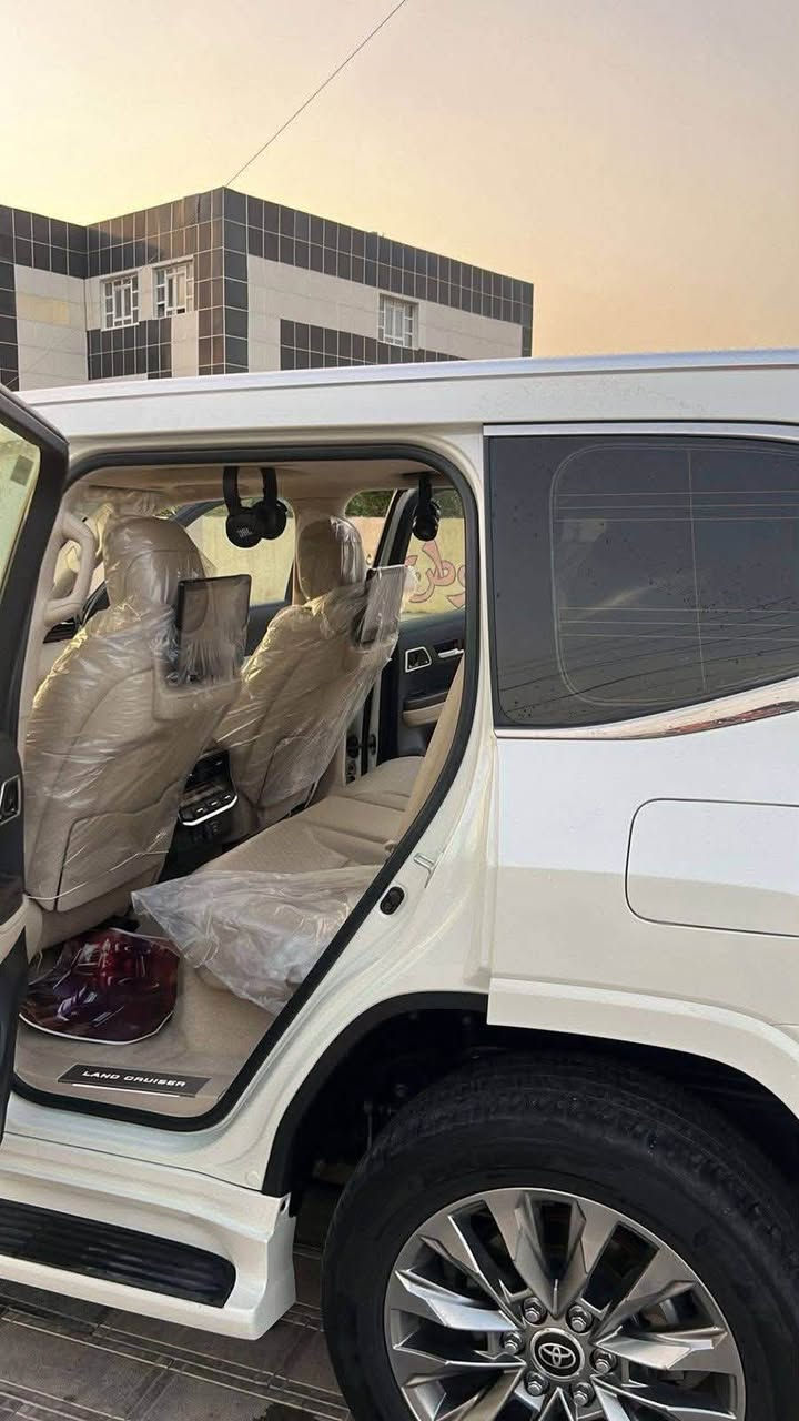 السلام عليكم لاندكروزر مديل 2022 VX 
المواصفات المعروفه ماشيه 54 سياره كفاله عامه 
عنواني مدينه الصدر الاورفلي
رقم الهاتف ***********
سياره سعرها 640 ورقه وبيها مجال بسيط حك الجيه
