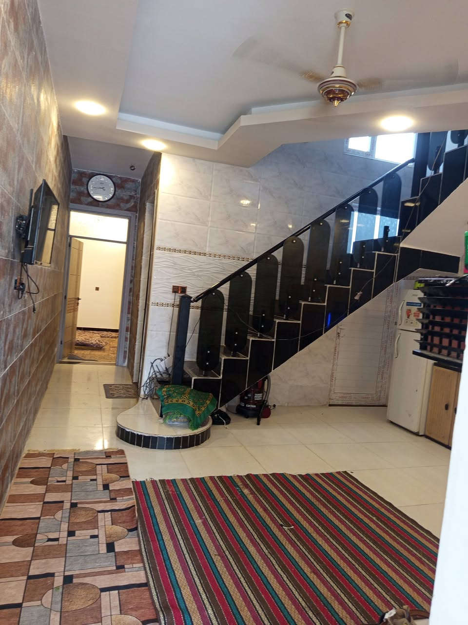 مشتمل 100م للبيع طابقين بناء حديث طابو زراعي سند 25 مكاتبه ووكالة تبليط وماء وكهرباء وإنارة وخط مولد استقبال وصاله ومطبخ داخل الصاله وغرفة نوم وصحيات داخليه وخارجية  الثاني غرفتين نوم وصاله وصحيات الثالث بيتونه السعر 95 مليون وبي مجال للشراي تقاطع القدس مقابل مستشفى الجديد فرع التضامن للاستفسار خاص او ***********
