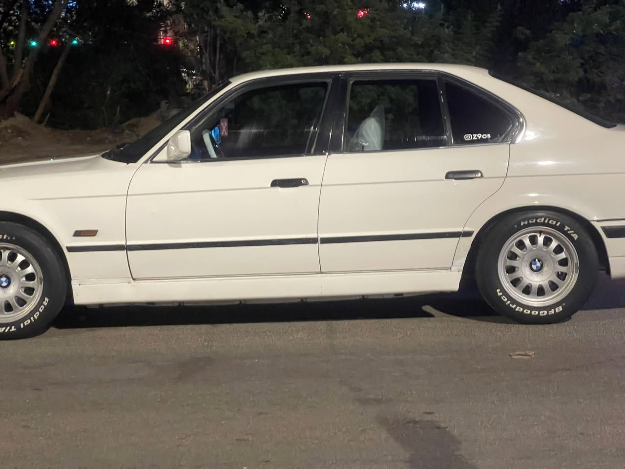 السلام عليكم  BMW 525 موديل 1991 كير مكينه كفاله حداده نضيفه غرفه نضافه80% بدي جديد كلش بيهه حزام السياره كهربائيات شغاله نقصهه فقط تبريد السنويه منتهيه السعر ٥٠ وبيهه مجال بسيط عنوان البصره للتواصل *********** واتساب واتصال
