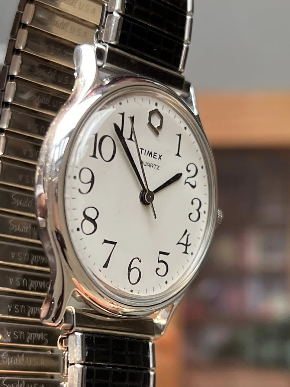 Timex ( الكلاسيكية تايمكس)
•  القطر :40mm
• المحرك (Movement): Quartz (كوارتز)،وتتميز بدقة عالية في ضبط الوقت.
المينا (Dial): لون أبيض لؤلؤي (Off-white) كلاسيكي، يتميز بأرقام عربية سوداء كبيرة وواضحة جداً، مما يسهل القراءة.
العقارب: عقارب سوداء رفيعة بتصميم "Breguet" (التي تنتهي بدائرة صغيرة)، مما يضفي لمسة فخامة "فينتج".
• الشعار: يظهر شعار حرف "Q" عند الساعة 12، وهو رمز تشتهر به إصدارات تايمكس التي تعتمد تقنية الكوارتز منذ السبعينيات والثمانينيات.
• المادة: قاعدة معدنية،مع غطاء خلفي من الفولاذ المقاوم للصدأ
السوار: سوار معدني مرن بنقشة تشبه جلد التمساح يناسب أي حجم معصم دون الحاجة لفك حلقات.
• مقاومة الماء: الساعة مصنفة كـ (Water Resistant)، وهي مقاومة للرذاذ وغسل اليدين
🔸للأستفسار أكثر يرجى التواصل خاص🔻


**إذا كنت صاحب هذا الإعلان وتريد حذفه لأي سبب، رجاءا أرسل رسالة إلى الدعم الفني**